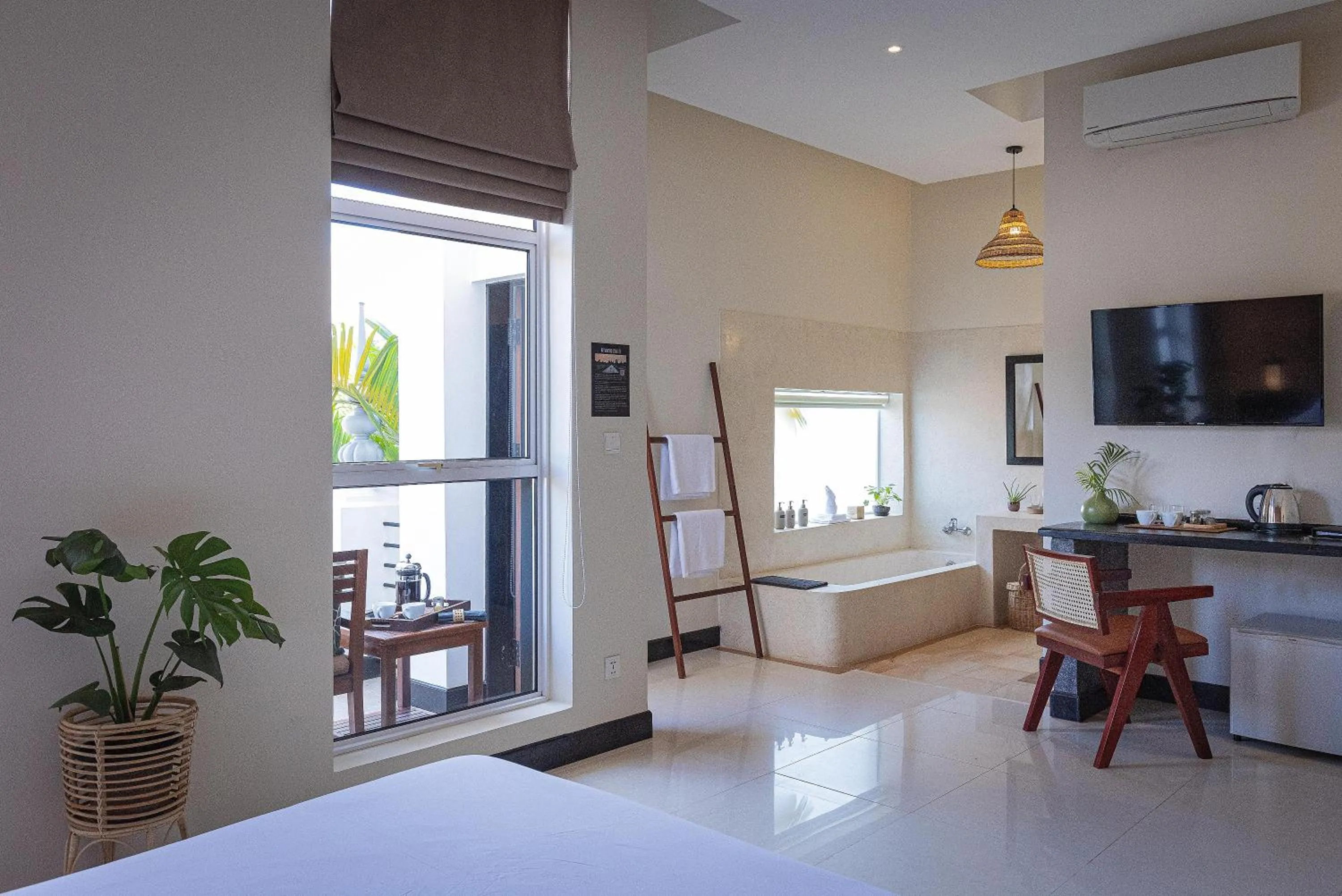 TV and multimedia in Babel Boutique