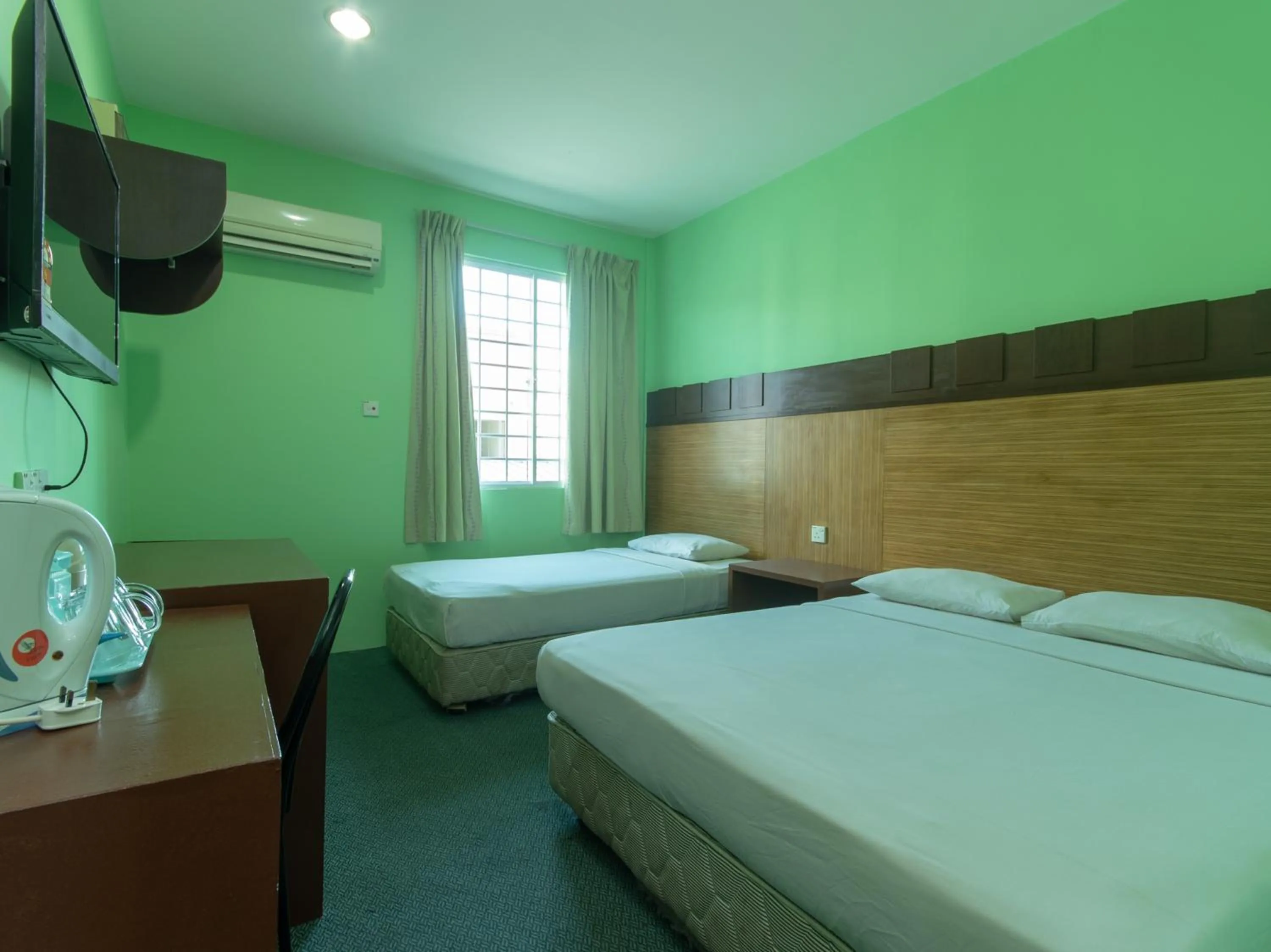 Deluxe Triple Room in Royal Hotel