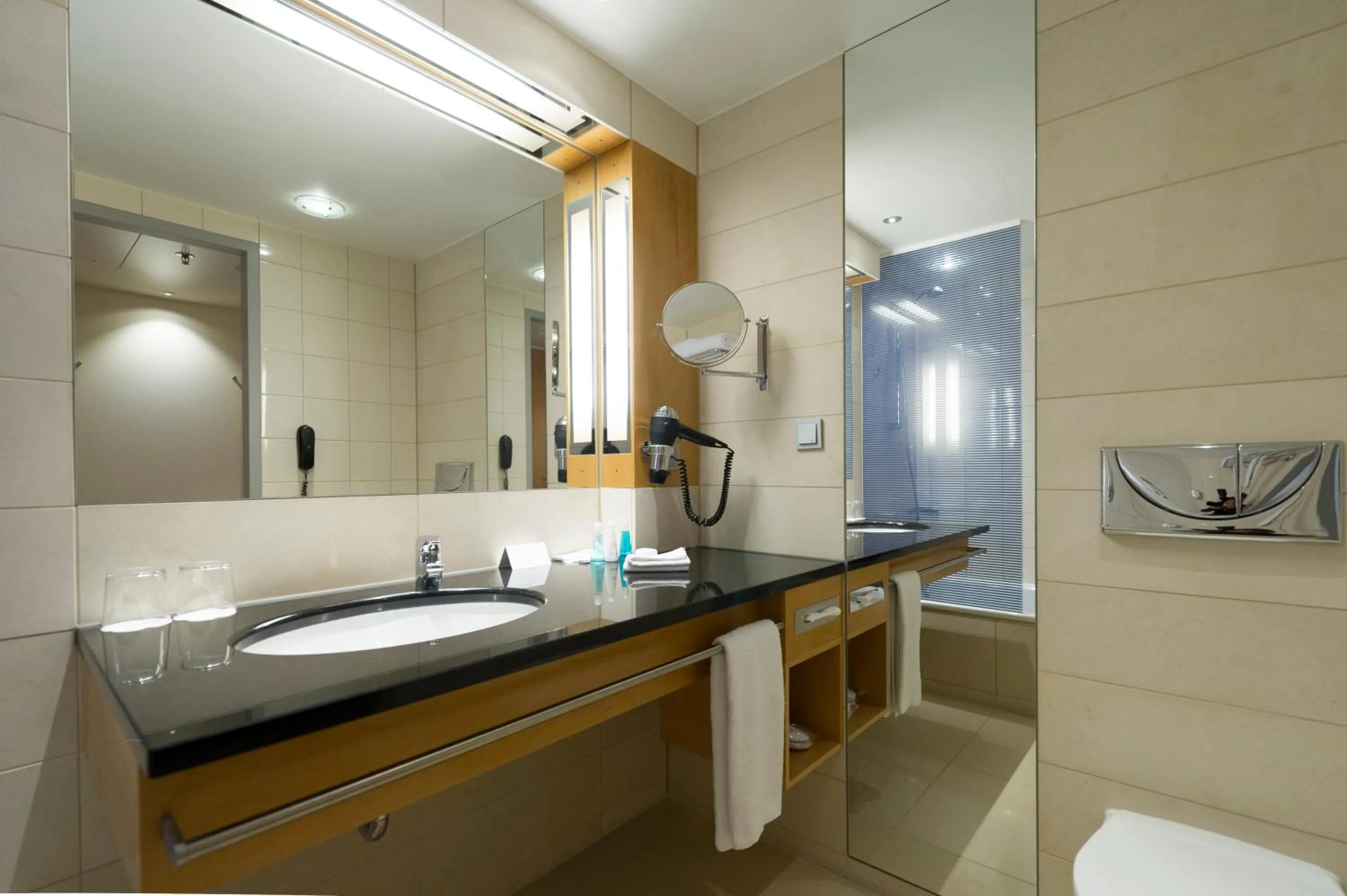 Bathroom in Steigenberger Airport Hotel Amsterdam