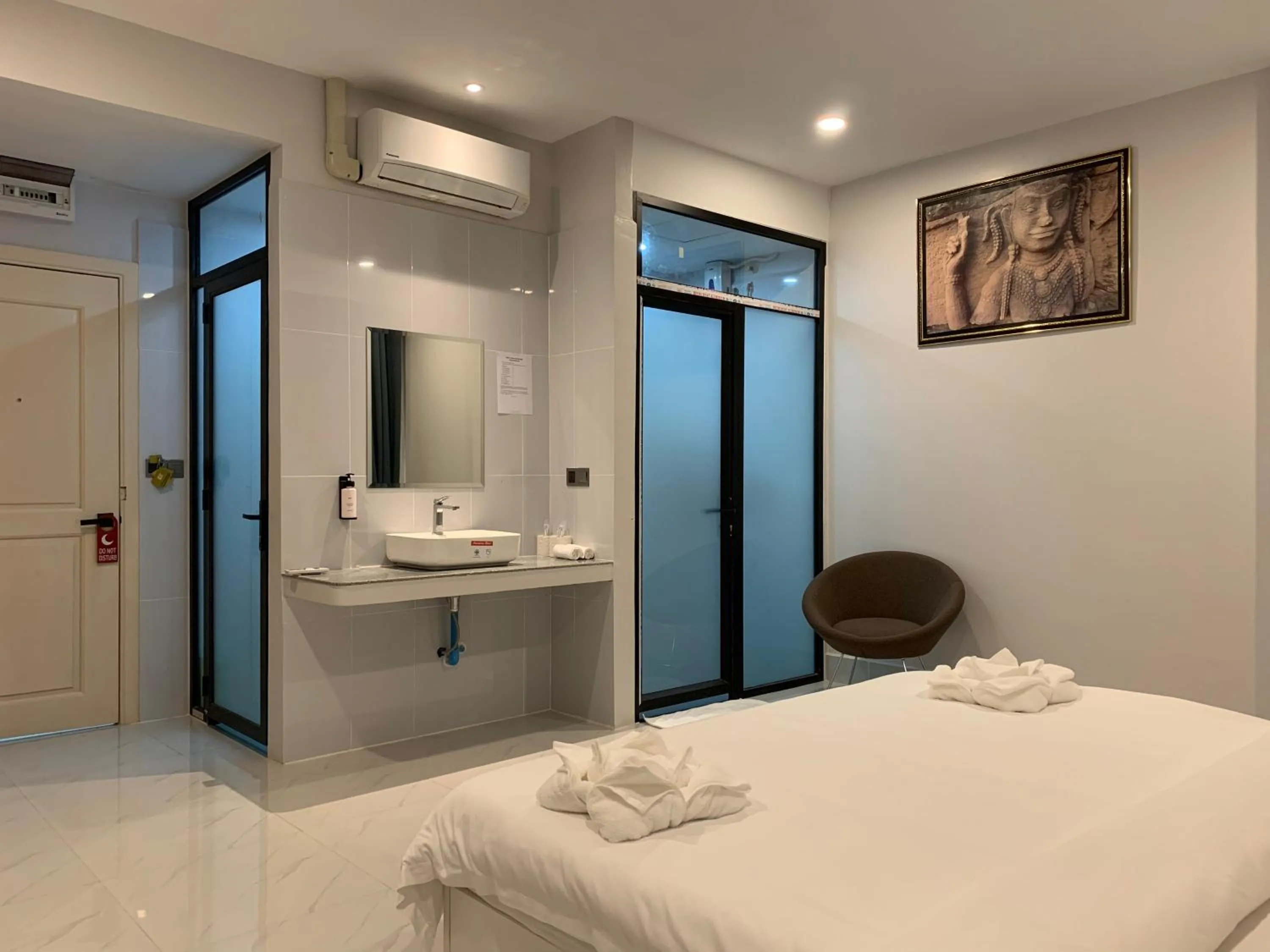 Photo of the whole room, Bed in Nico’s Hotel and SkyBar