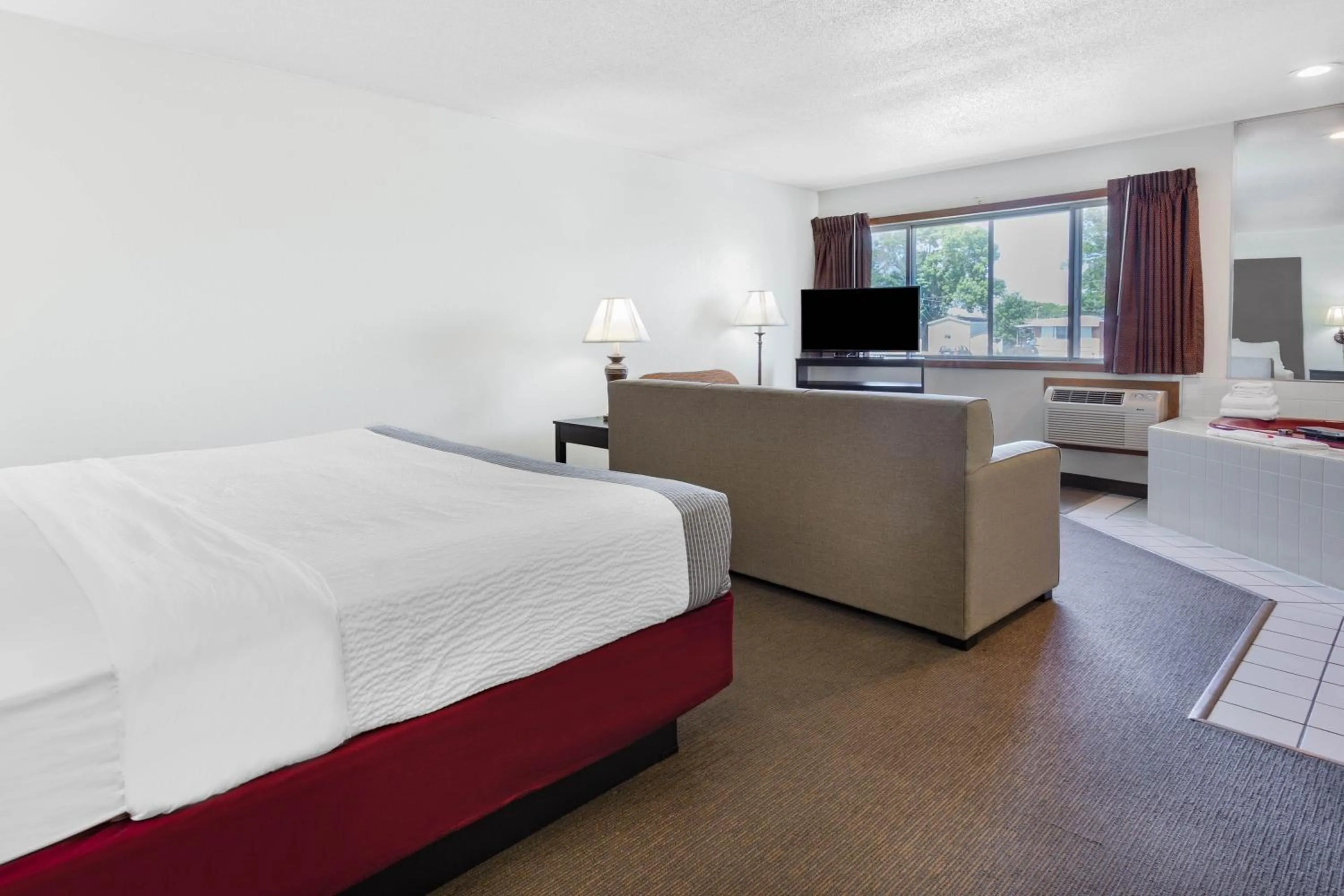 Photo of the whole room, Bed in Super 8 by Wyndham La Crosse