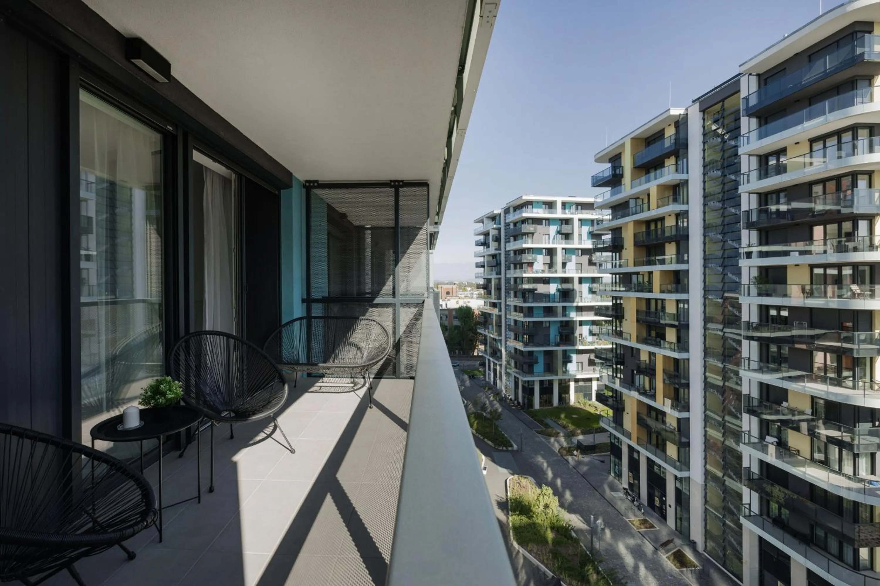 Modern Riverfront Apartment with Free Parking