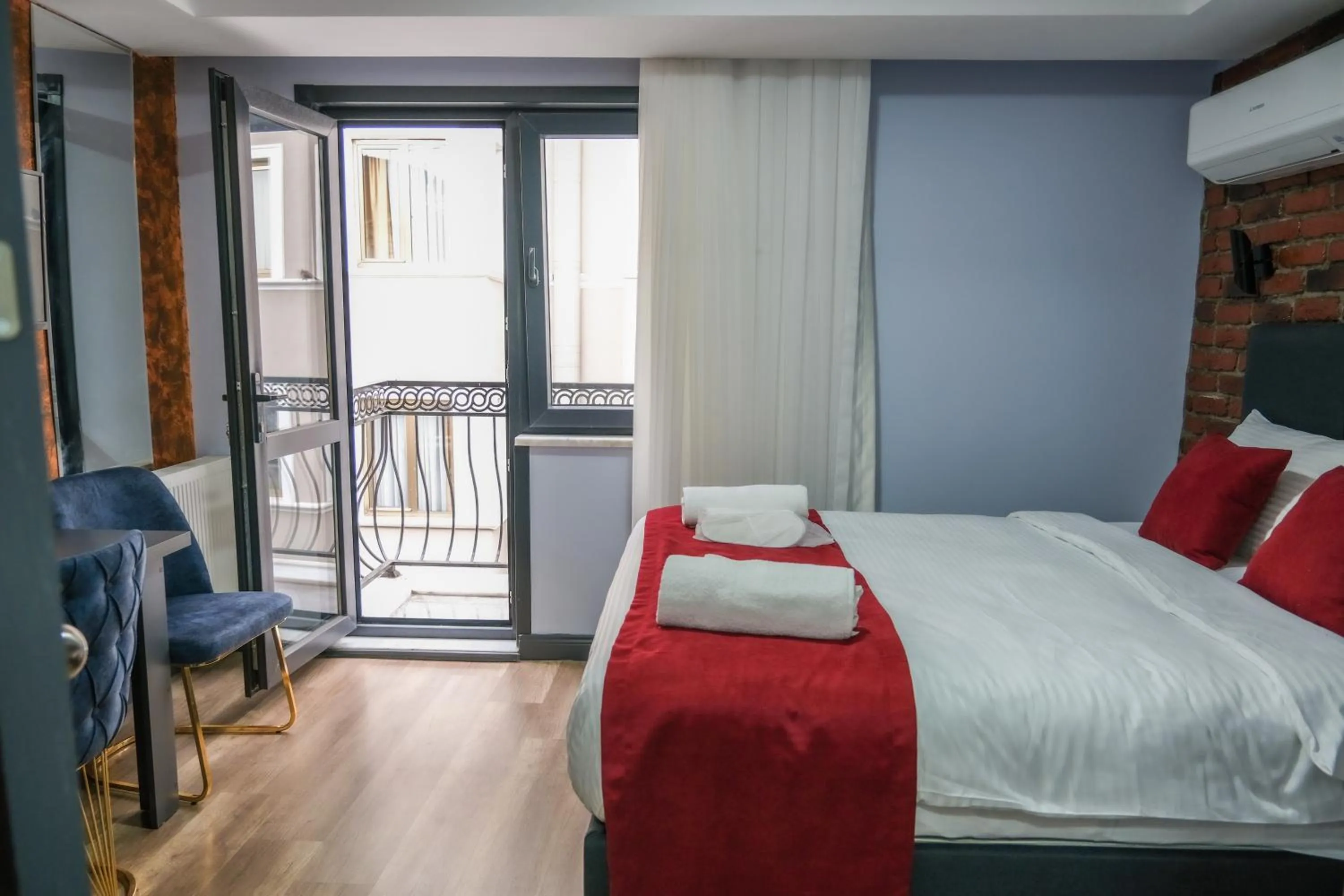 View (from property/room), Bed in Yellow Mansion