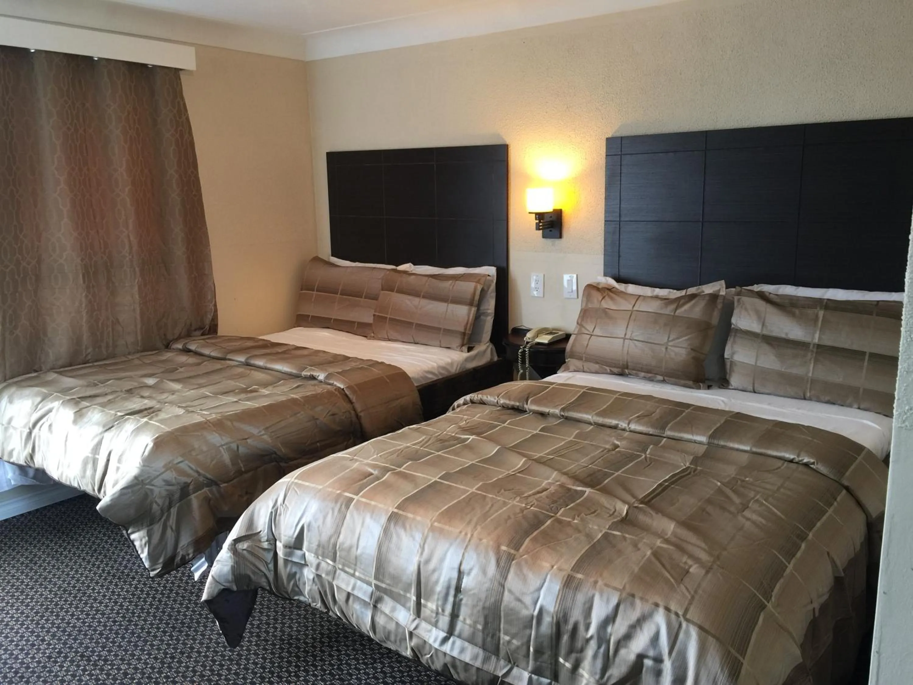 Photo of the whole room, Bed in Mayflower Motel