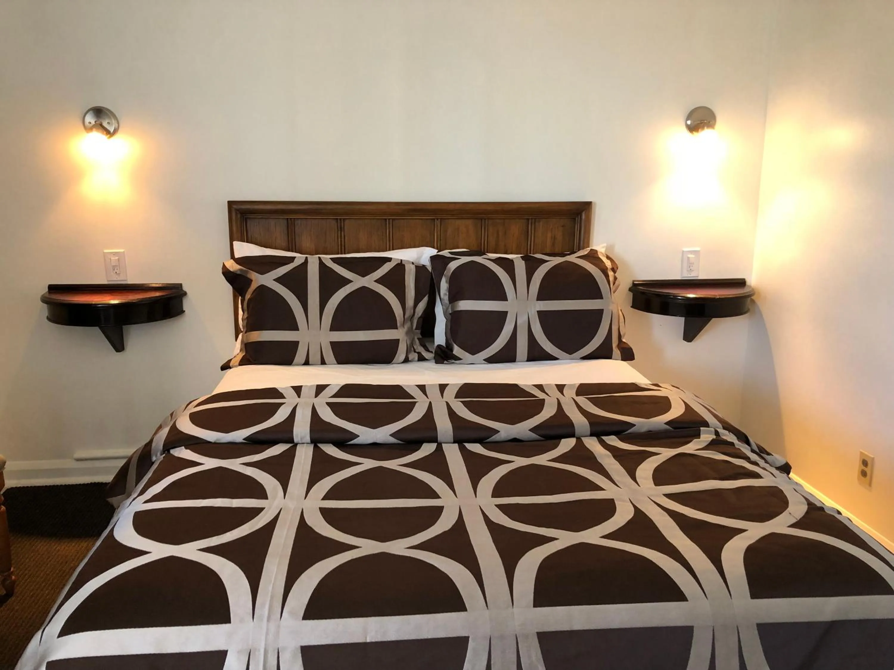 Bed in Mayflower Motel