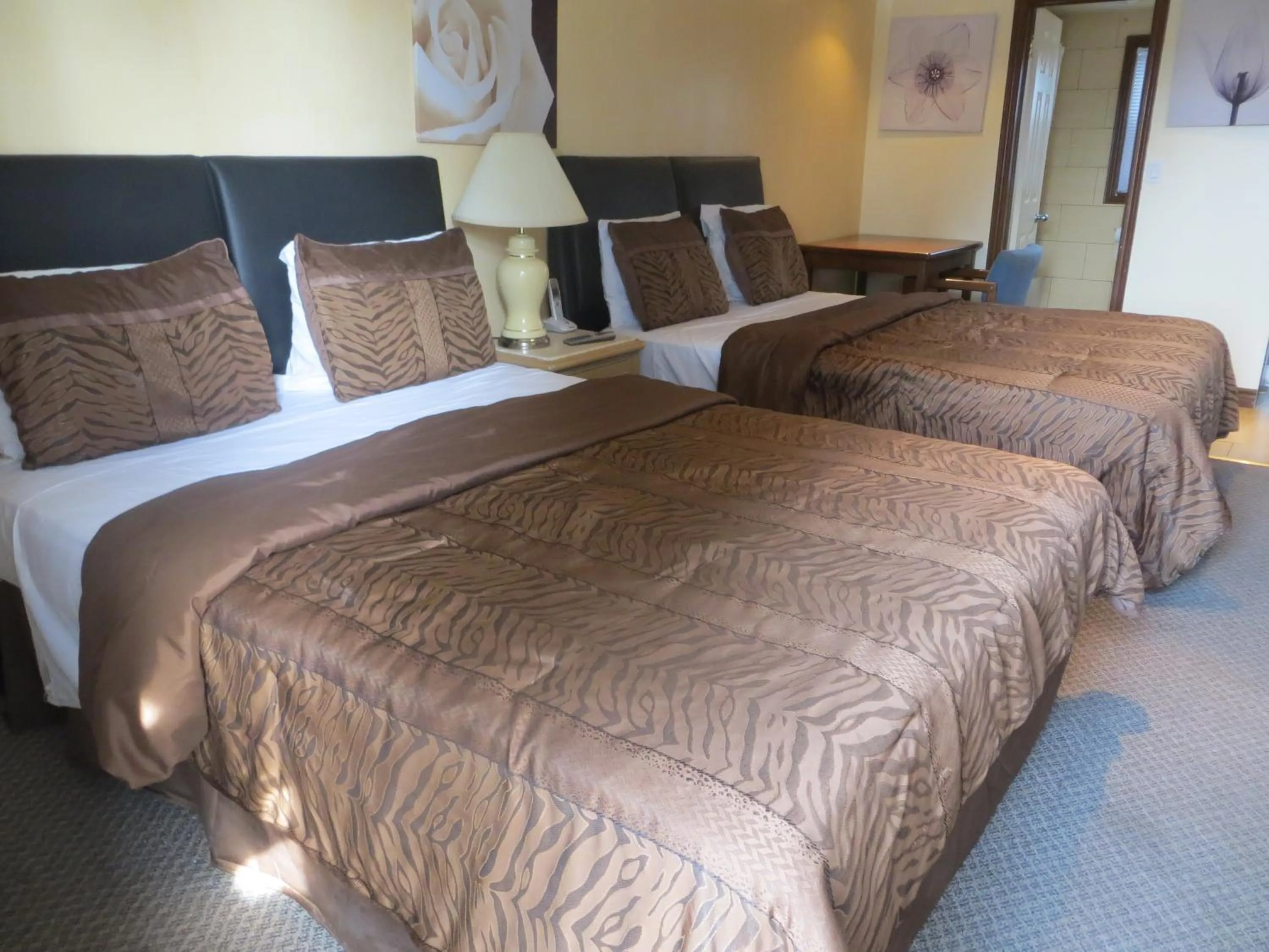 Bedroom, Bed in Mayflower Motel