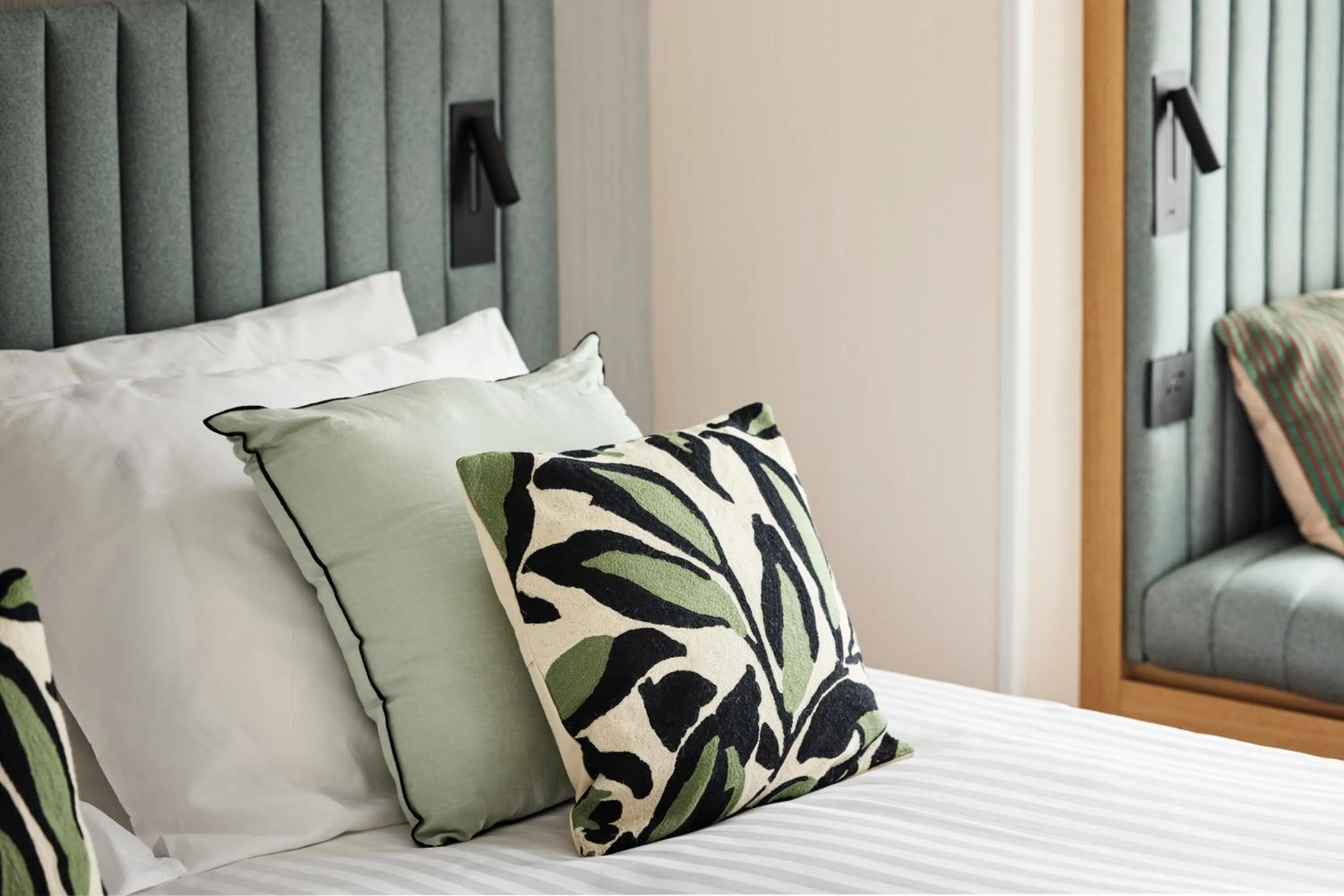 Bed in H4 Hotel Wyndham Paris Pleyel Resort