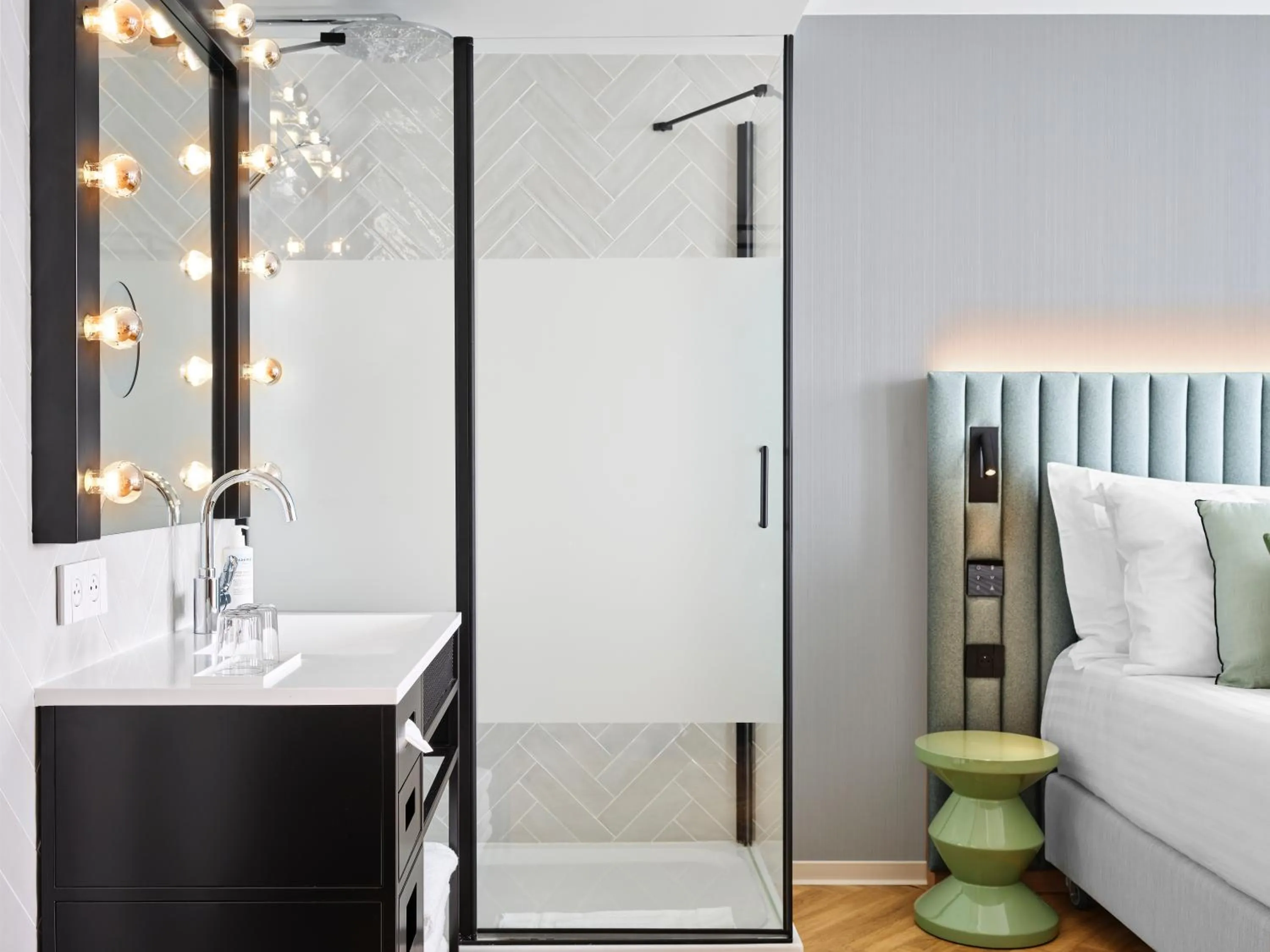 Bathroom, Bed in H4 Hotel Wyndham Paris Pleyel Resort