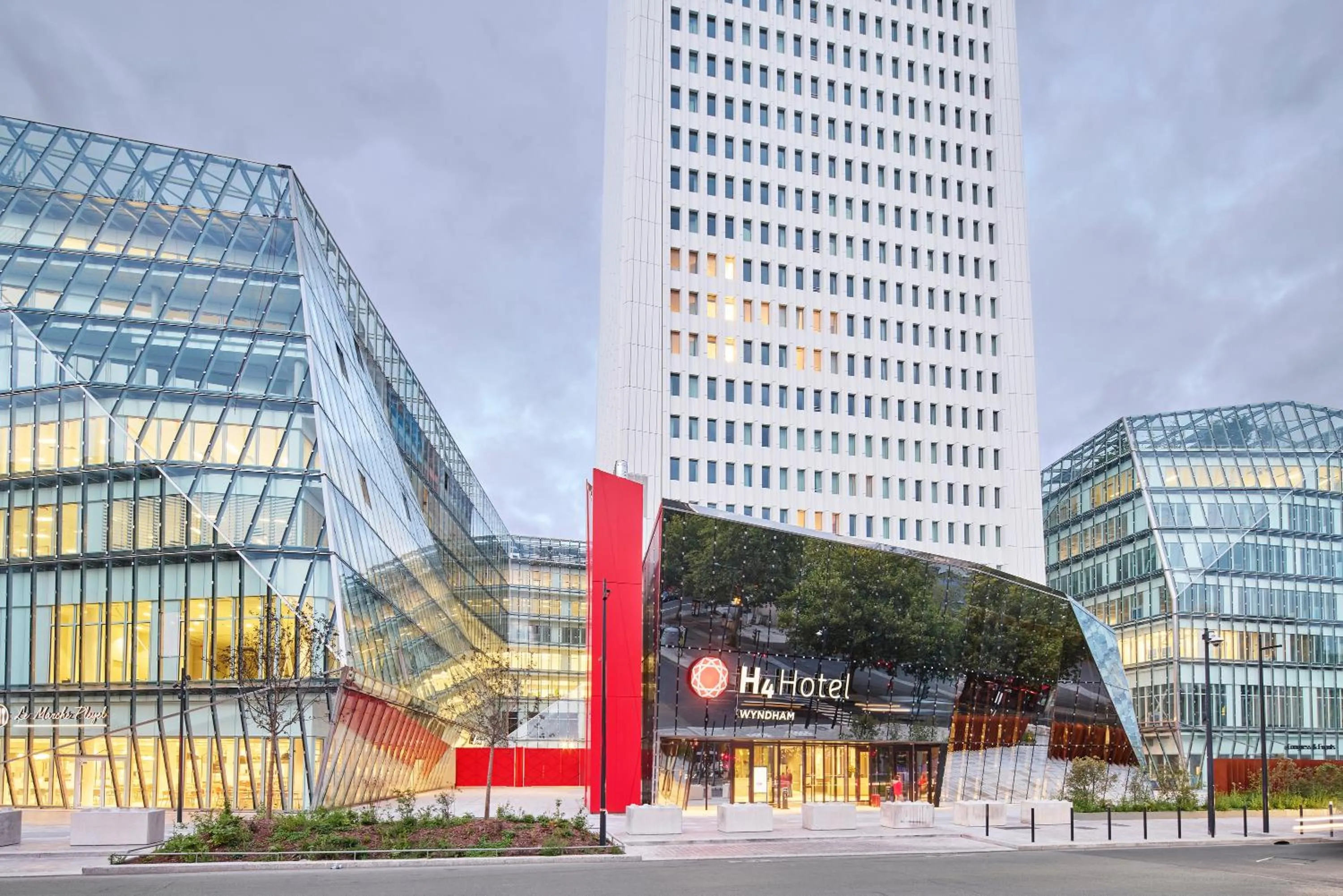 Property building in H4 Hotel Wyndham Paris Pleyel Resort