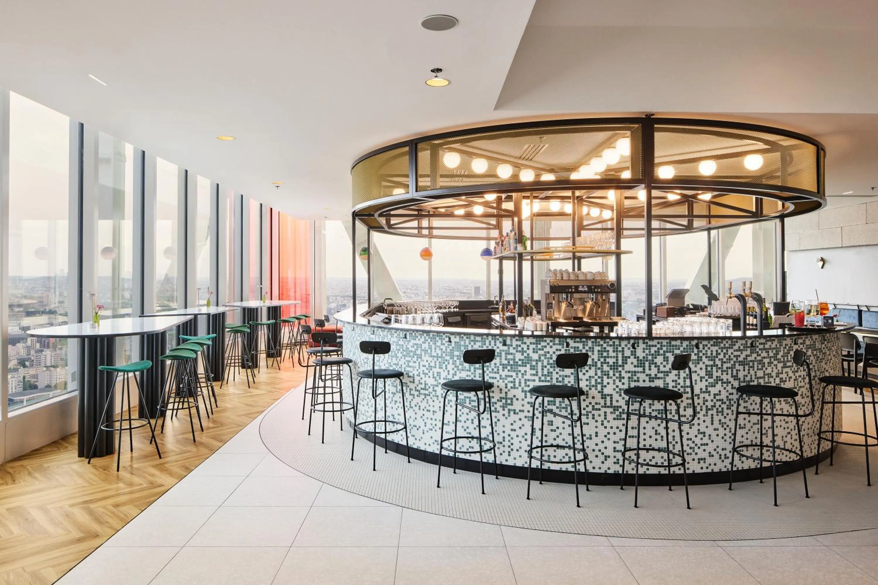 Lounge or bar in H4 Hotel Wyndham Paris Pleyel Resort