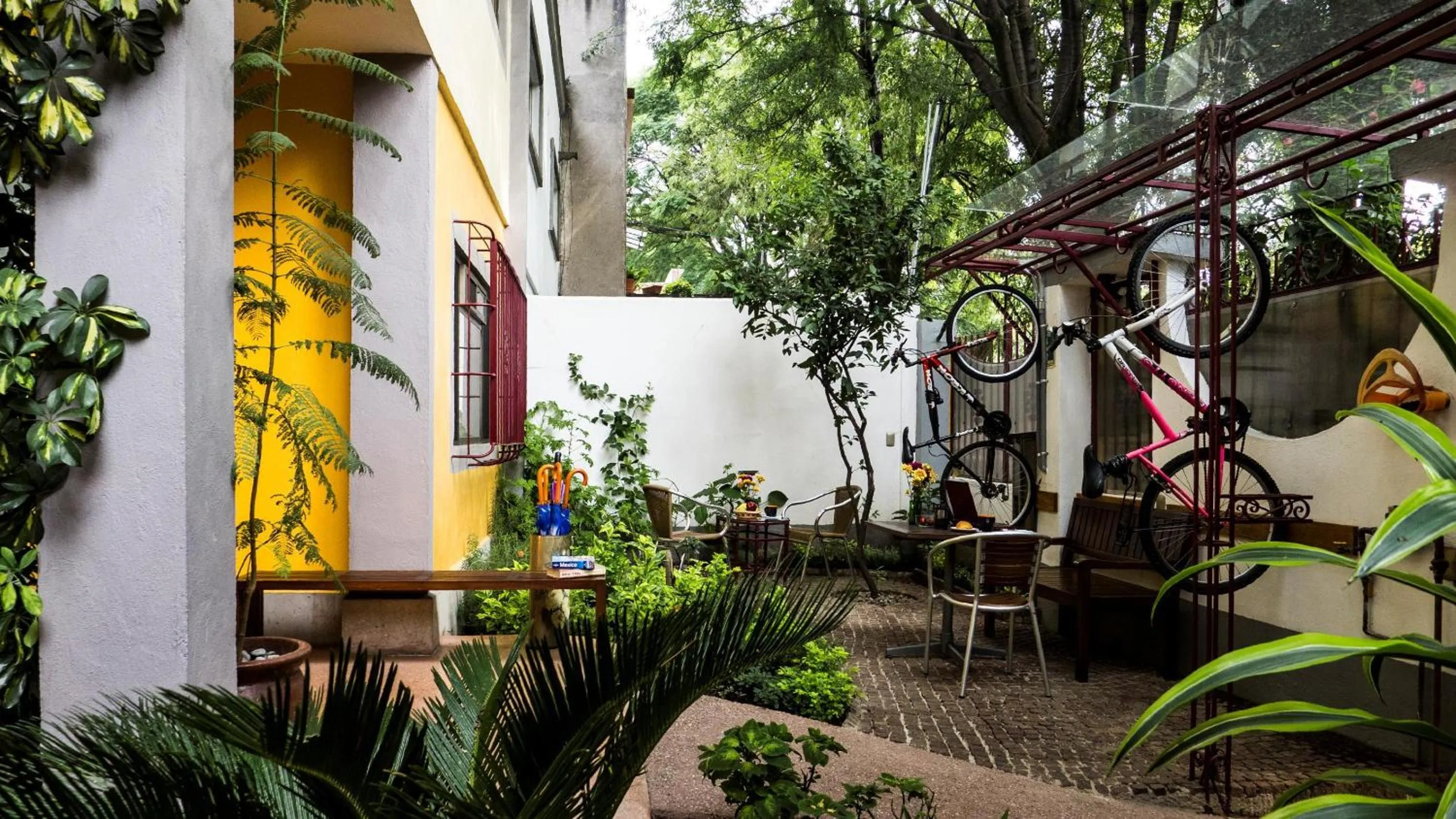 Patio in Chalet del Carmen, Coyoacán