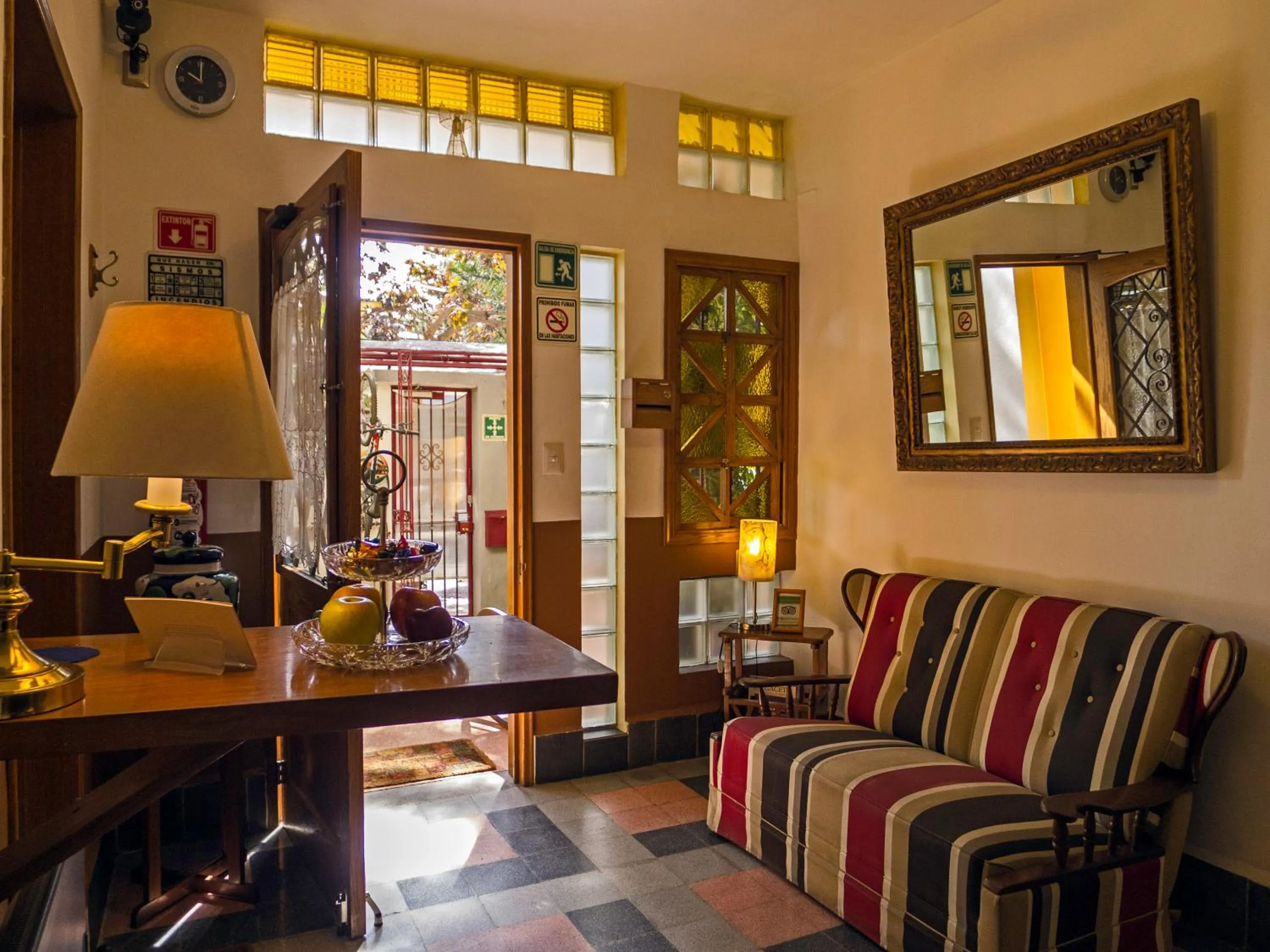 Living room in Chalet del Carmen, Coyoacán