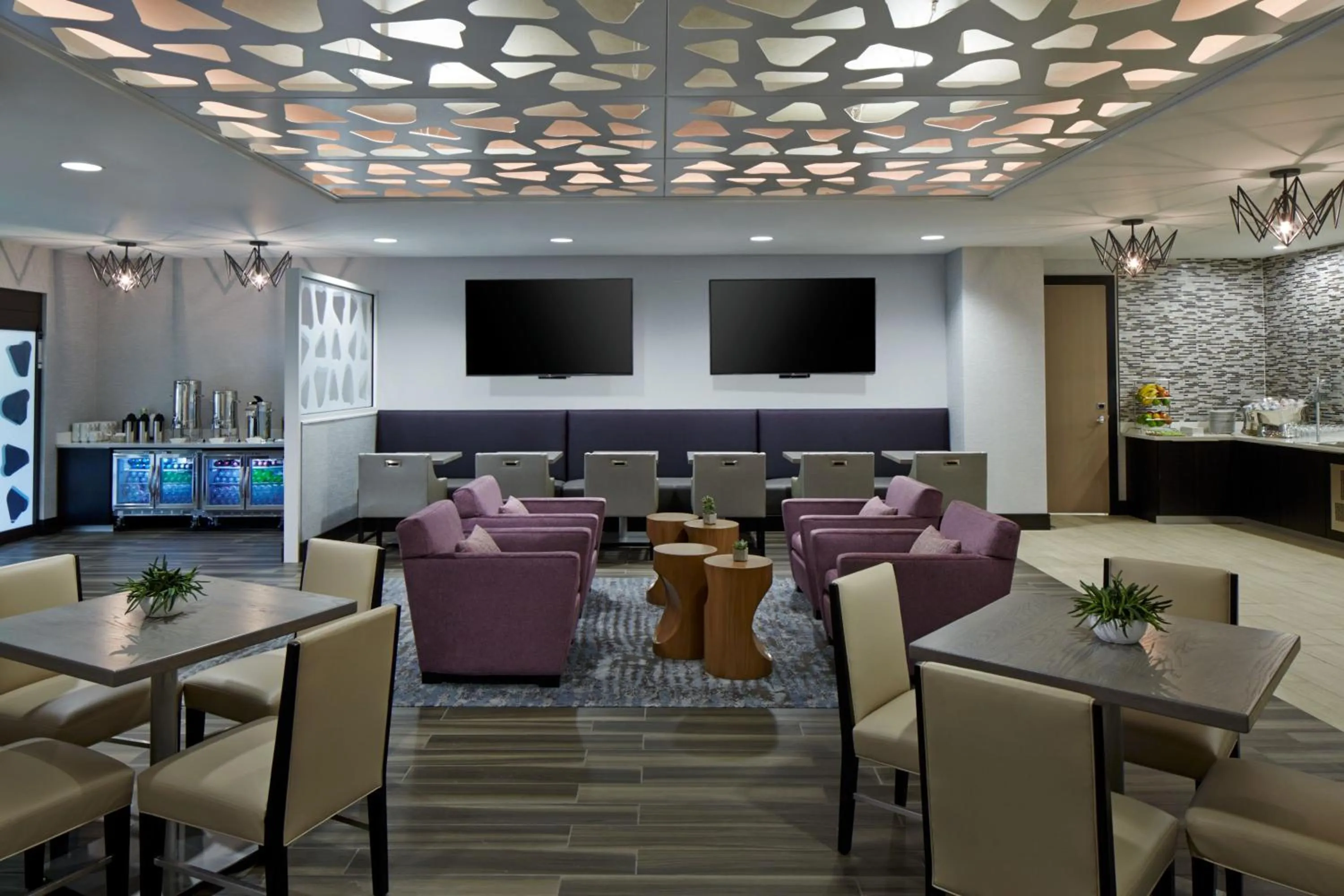 Lounge or bar in Seattle Marriott Bellevue