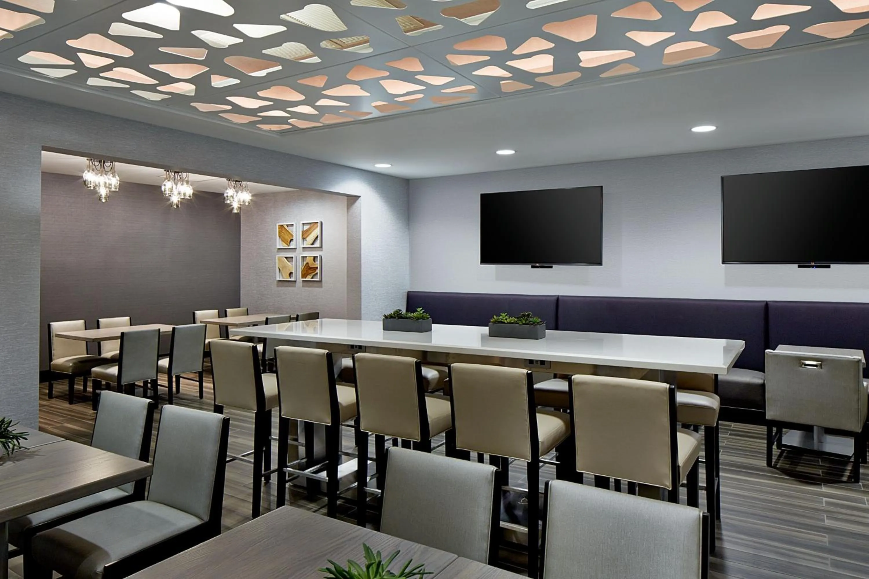 Lounge or bar in Seattle Marriott Bellevue