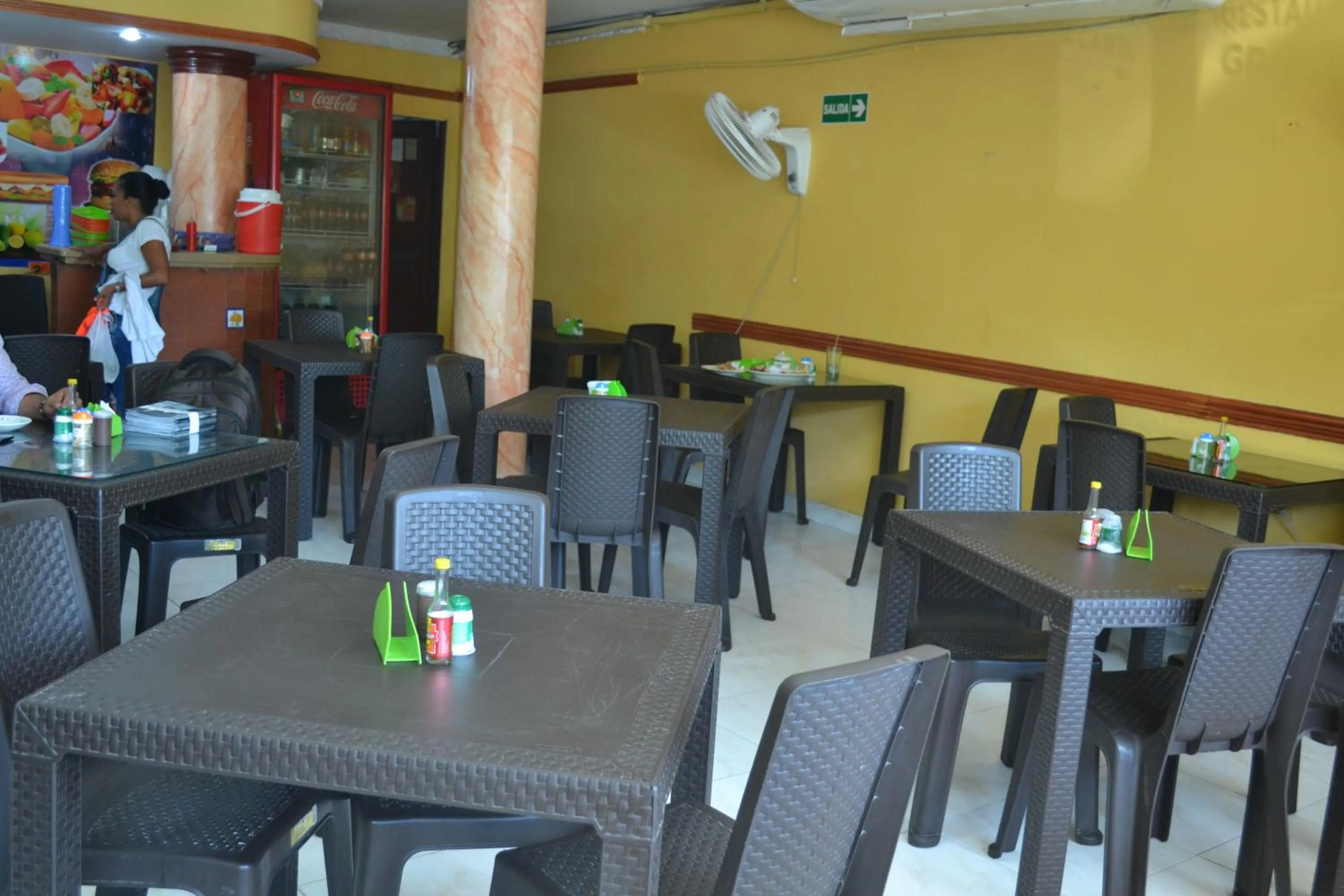 Restaurant/places to eat in Hotel Granada Inn