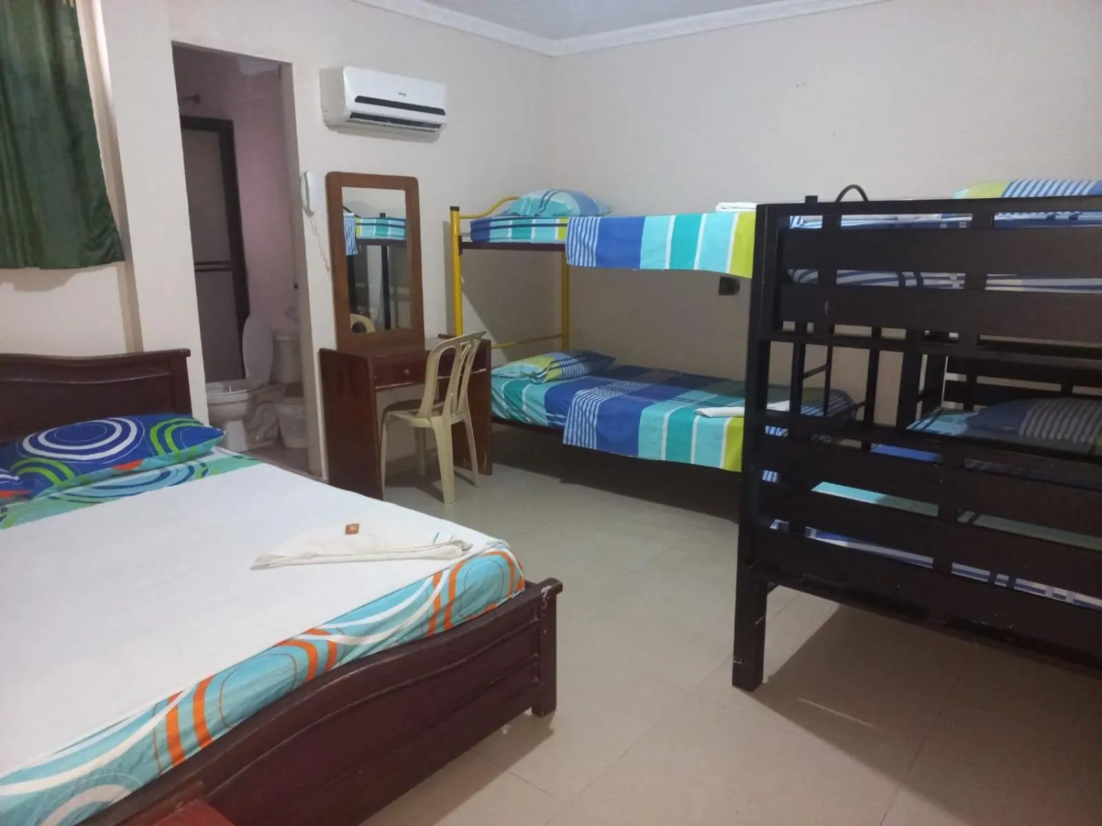 bunk bed, Bed in Hotel Granada Inn