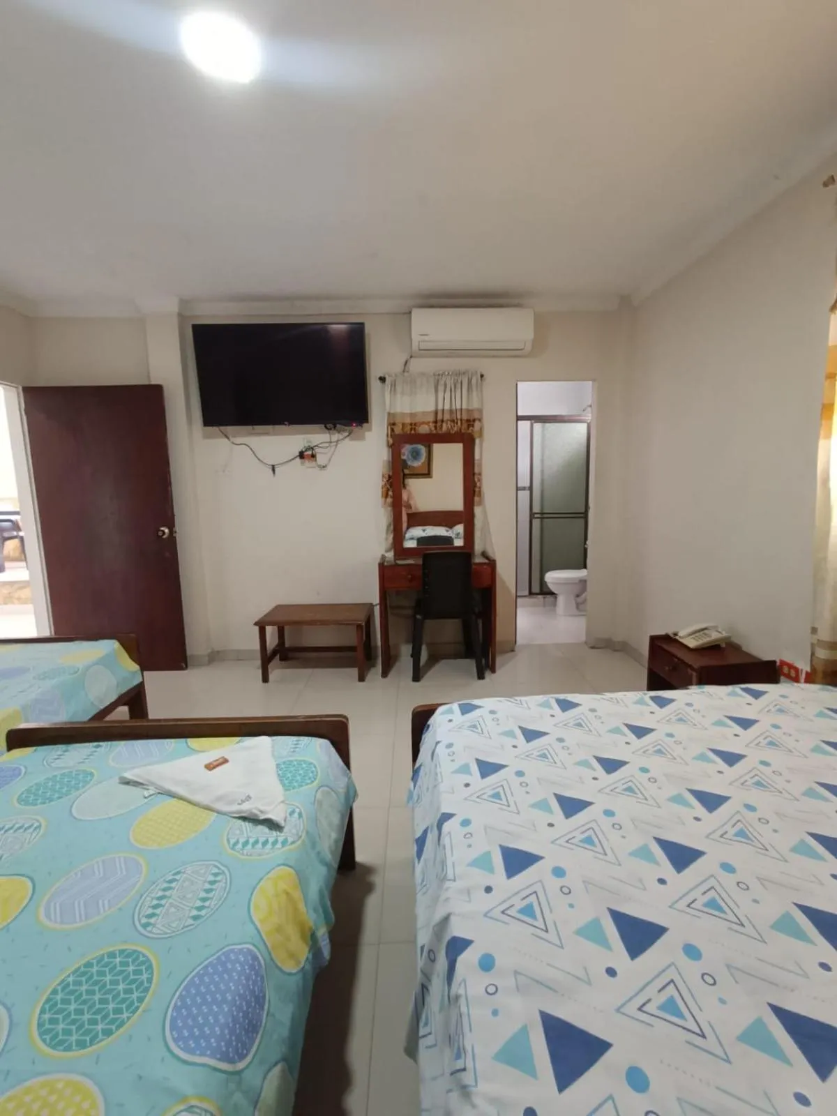 Bed in Hotel Granada Inn