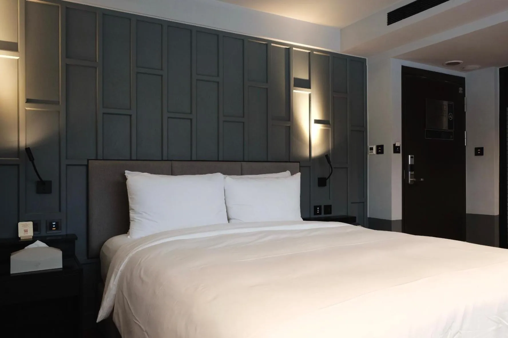 Photo of the whole room, Bed in Reddot Hotel