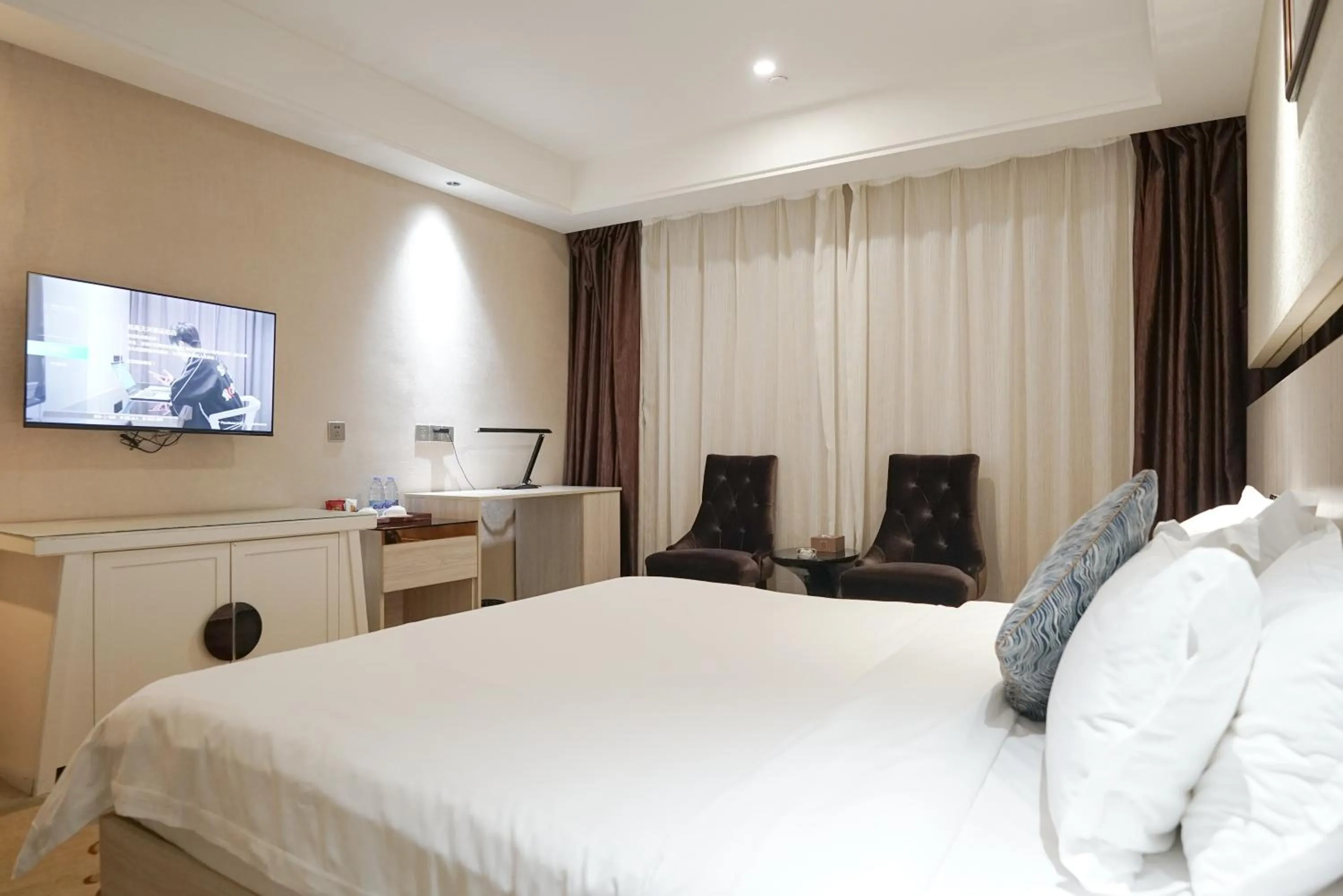 Toilet, Bed in Paco Hotel Tianhe Coach Terminal Metro Satation Guangzhou-Free Shuttle Bus for Canton Fair