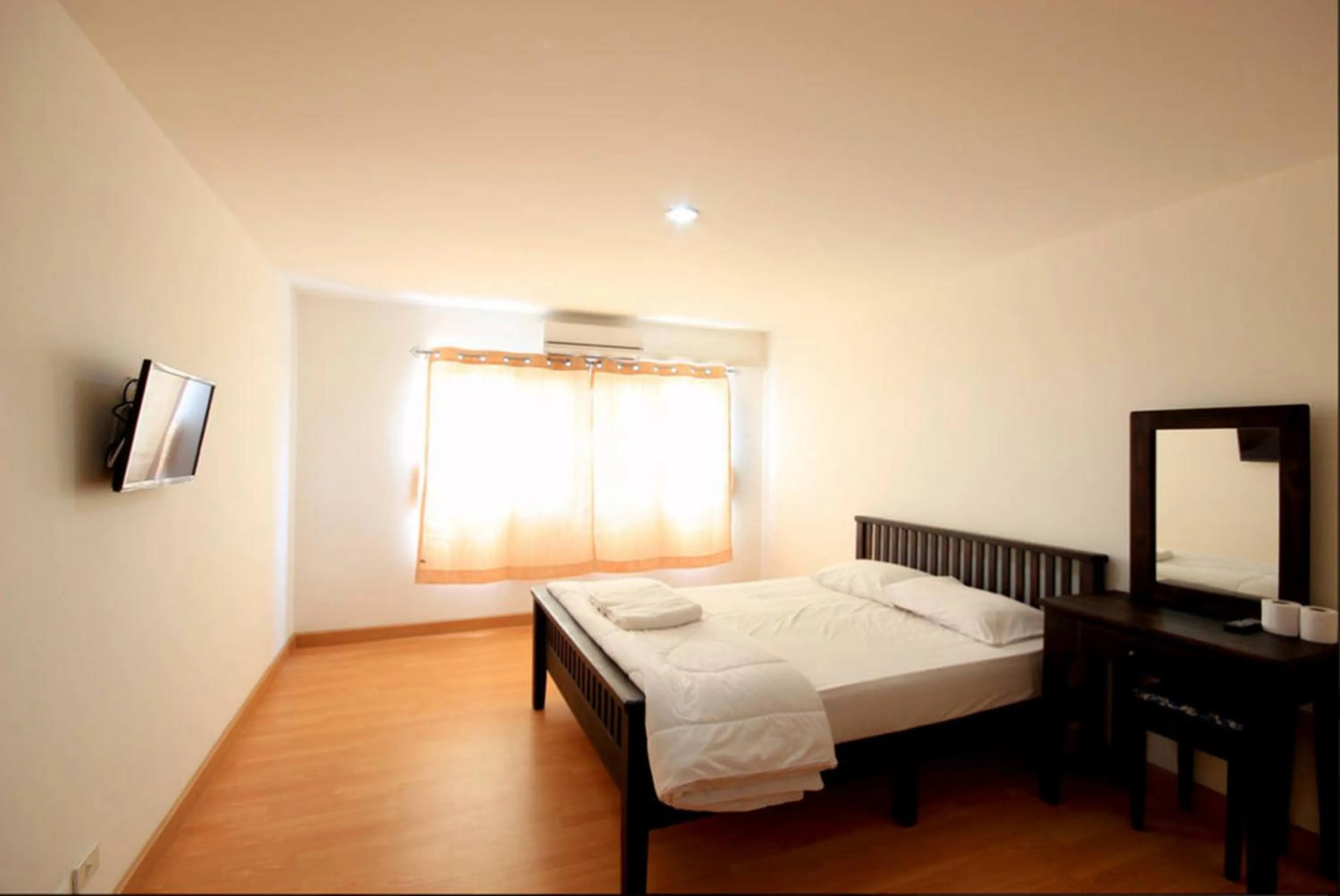 Photo of the whole room in Mouroom