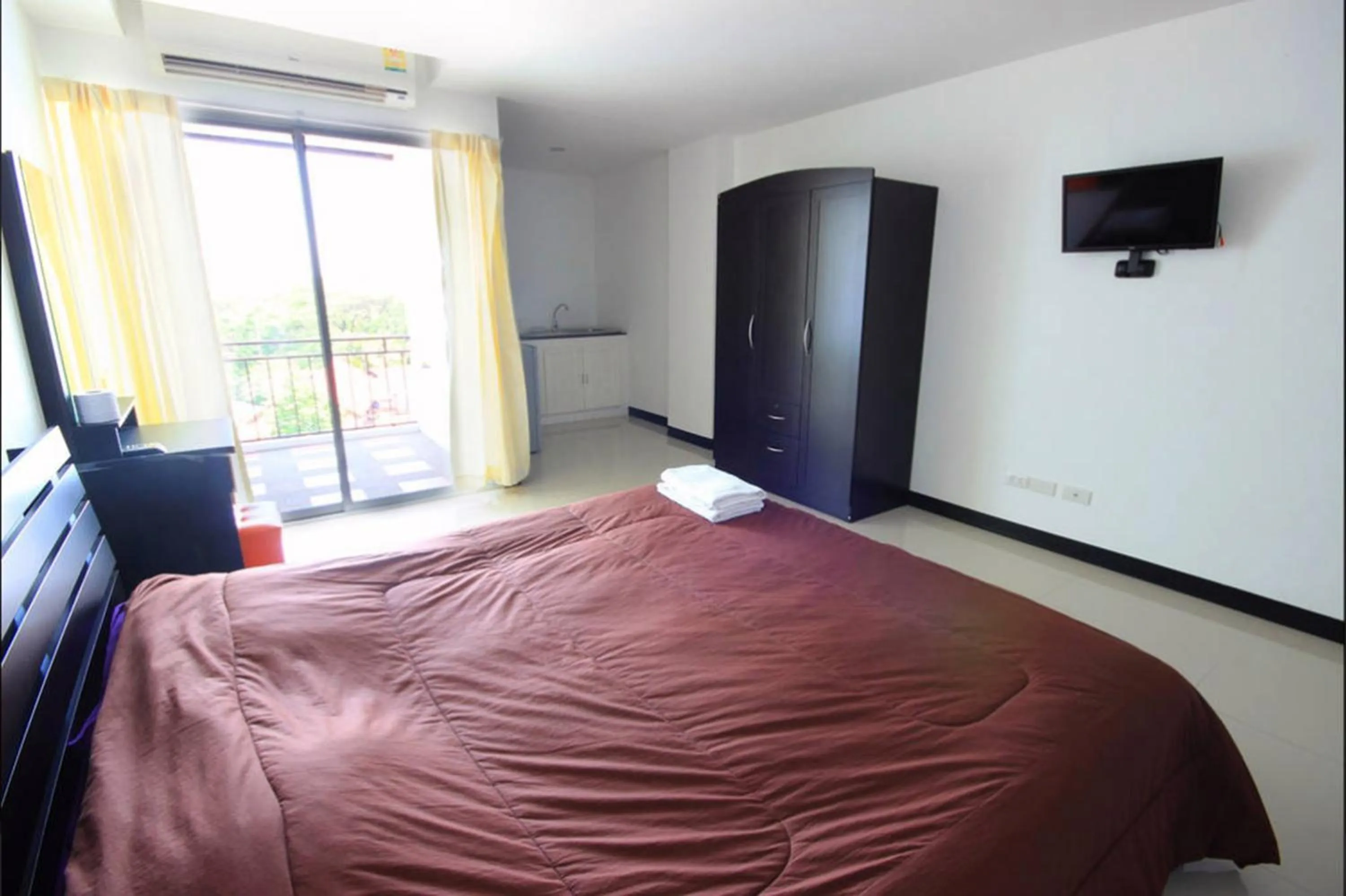 Photo of the whole room, TV/Entertainment Center in Mouroom