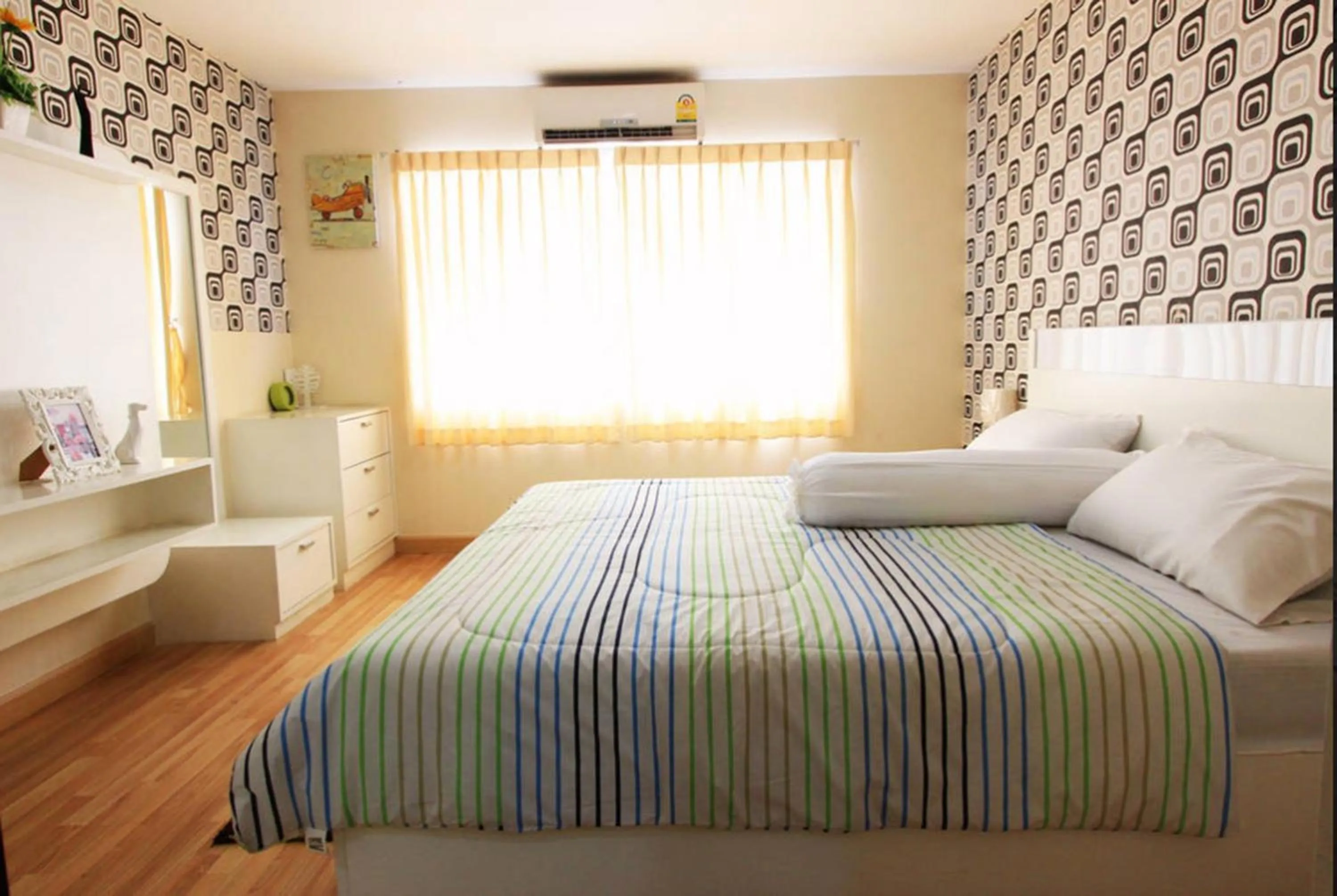 Photo of the whole room in Mouroom