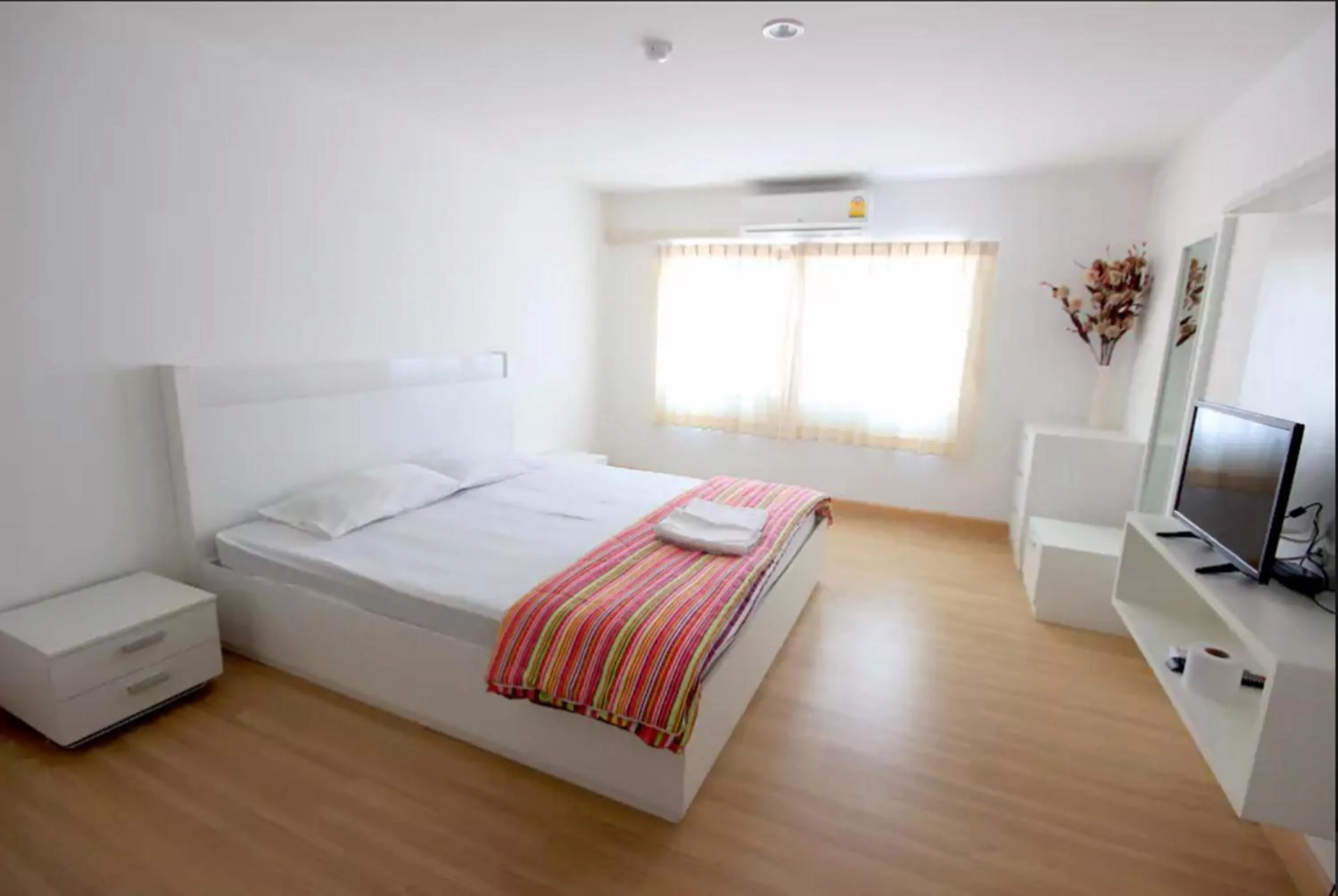 Photo of the whole room in Mouroom