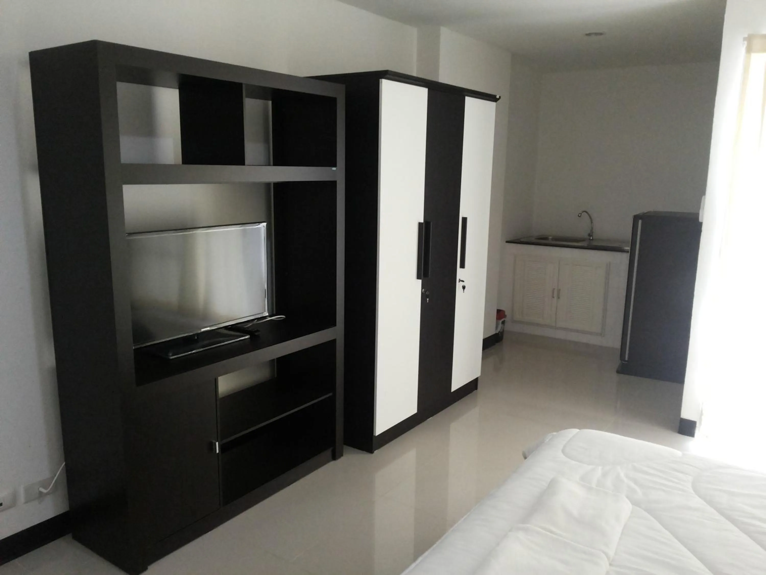 Kitchen or kitchenette, TV/Entertainment Center in Mouroom