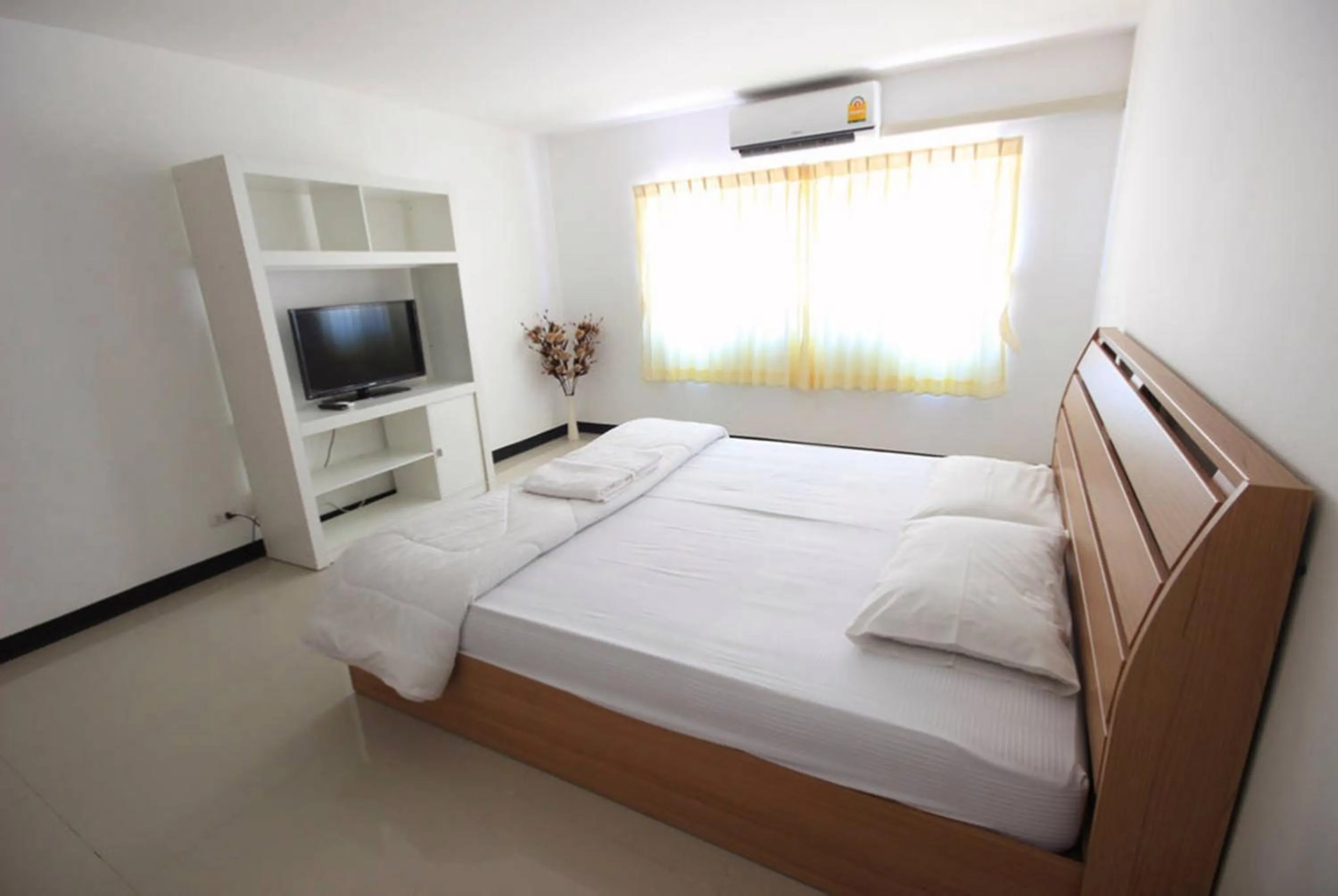 Photo of the whole room in Mouroom