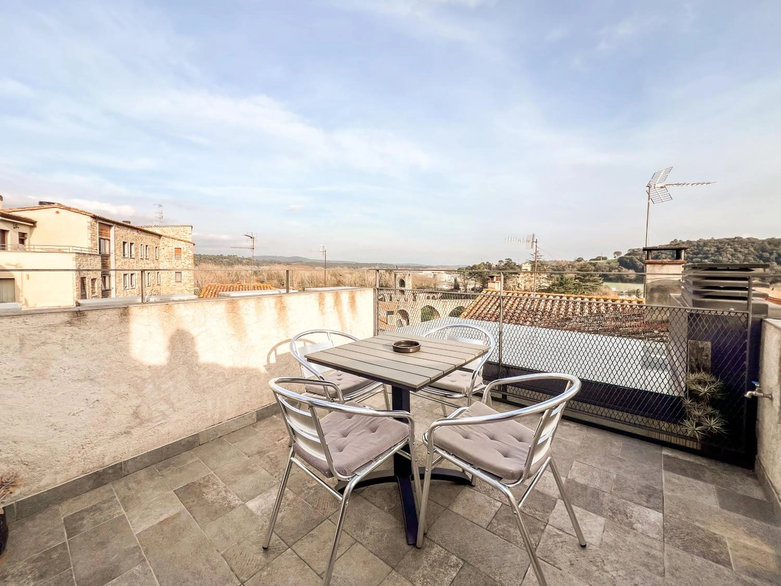 El Call, Àtic con vistas al puente de Besalú