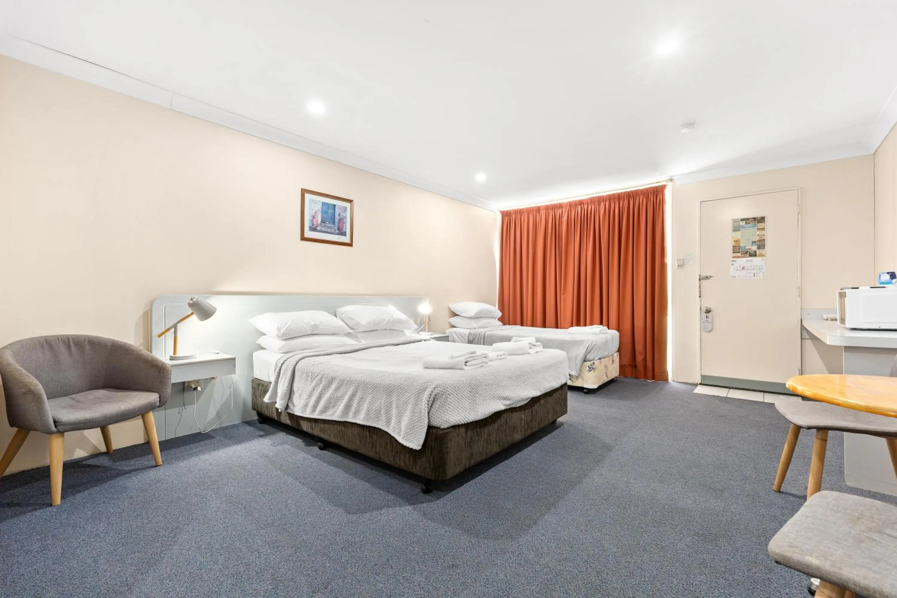Kitchen or kitchenette, Bed in Alexander Motel