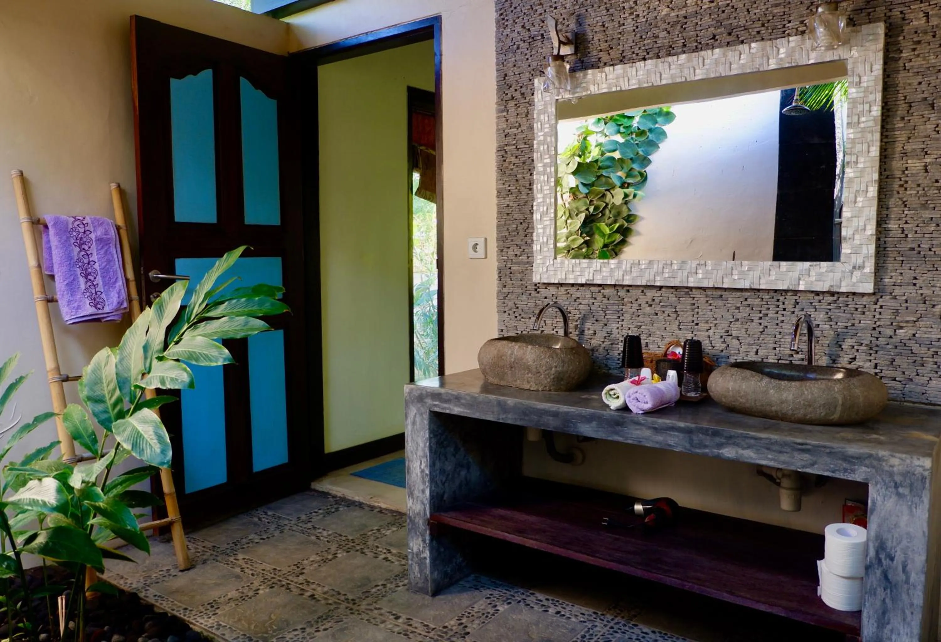 Bathroom in Minabali Bunga'lo