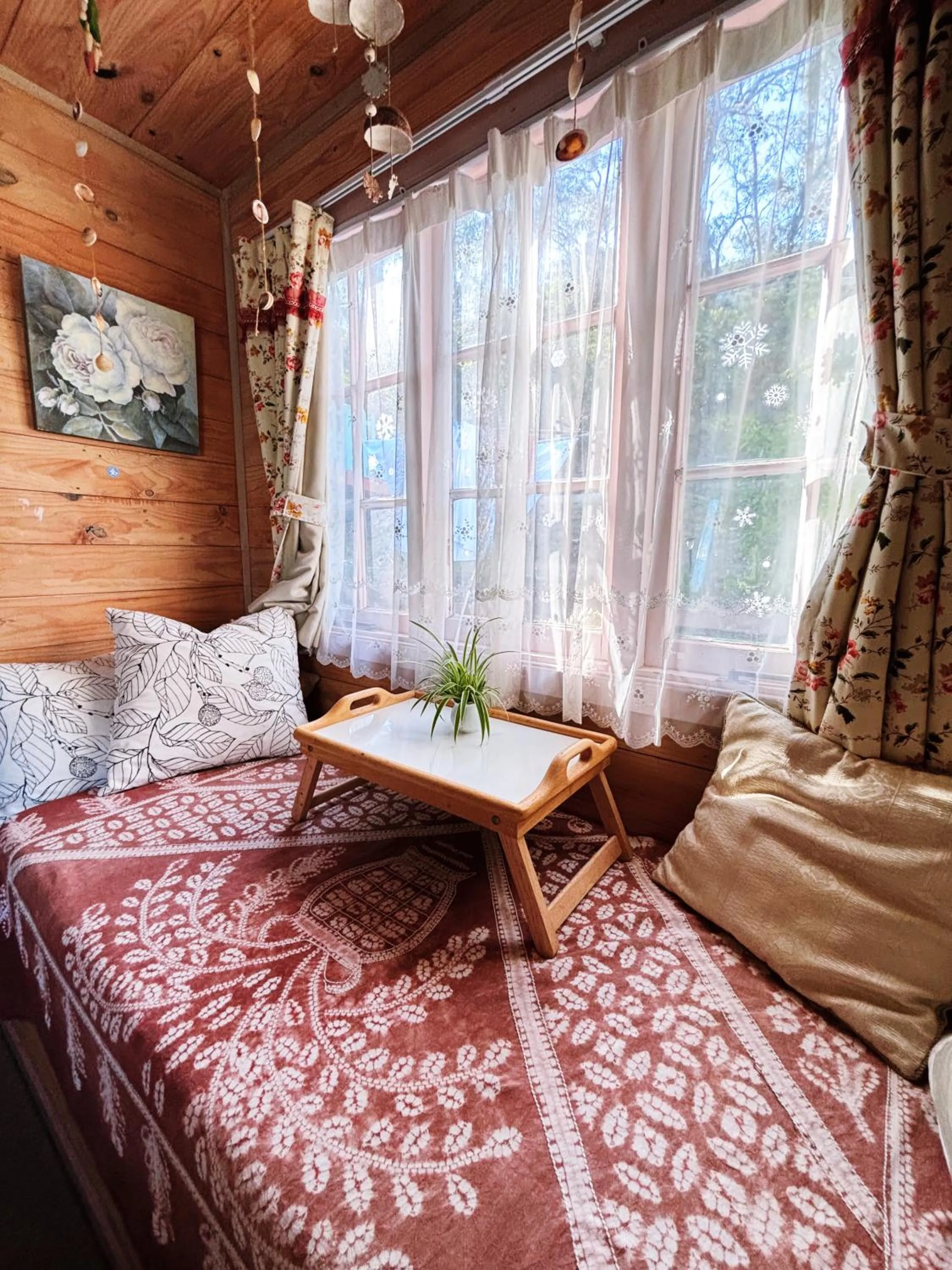 Seating area, Bed in The Goat and Goose Bed & Breakfast