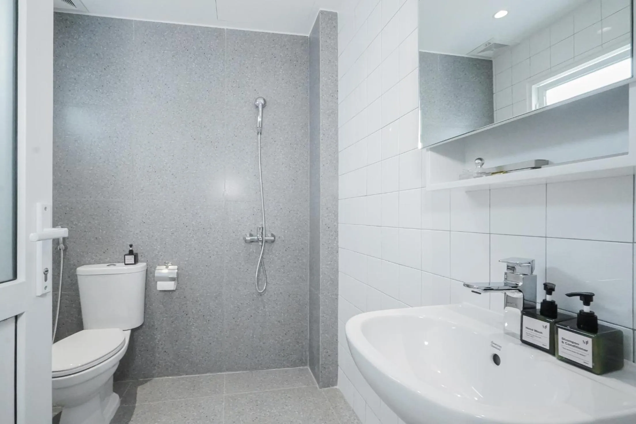 Shower in M Village Living Cách Mạng Tháng 8