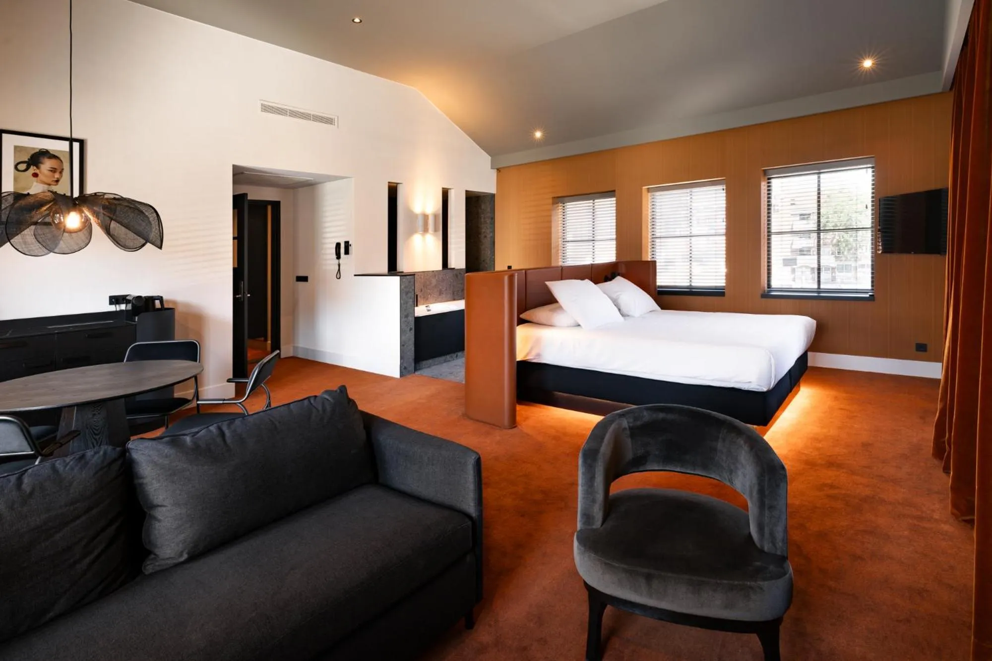 Living room, Bed in Van der Valk TheaterHotel De Oranjerie