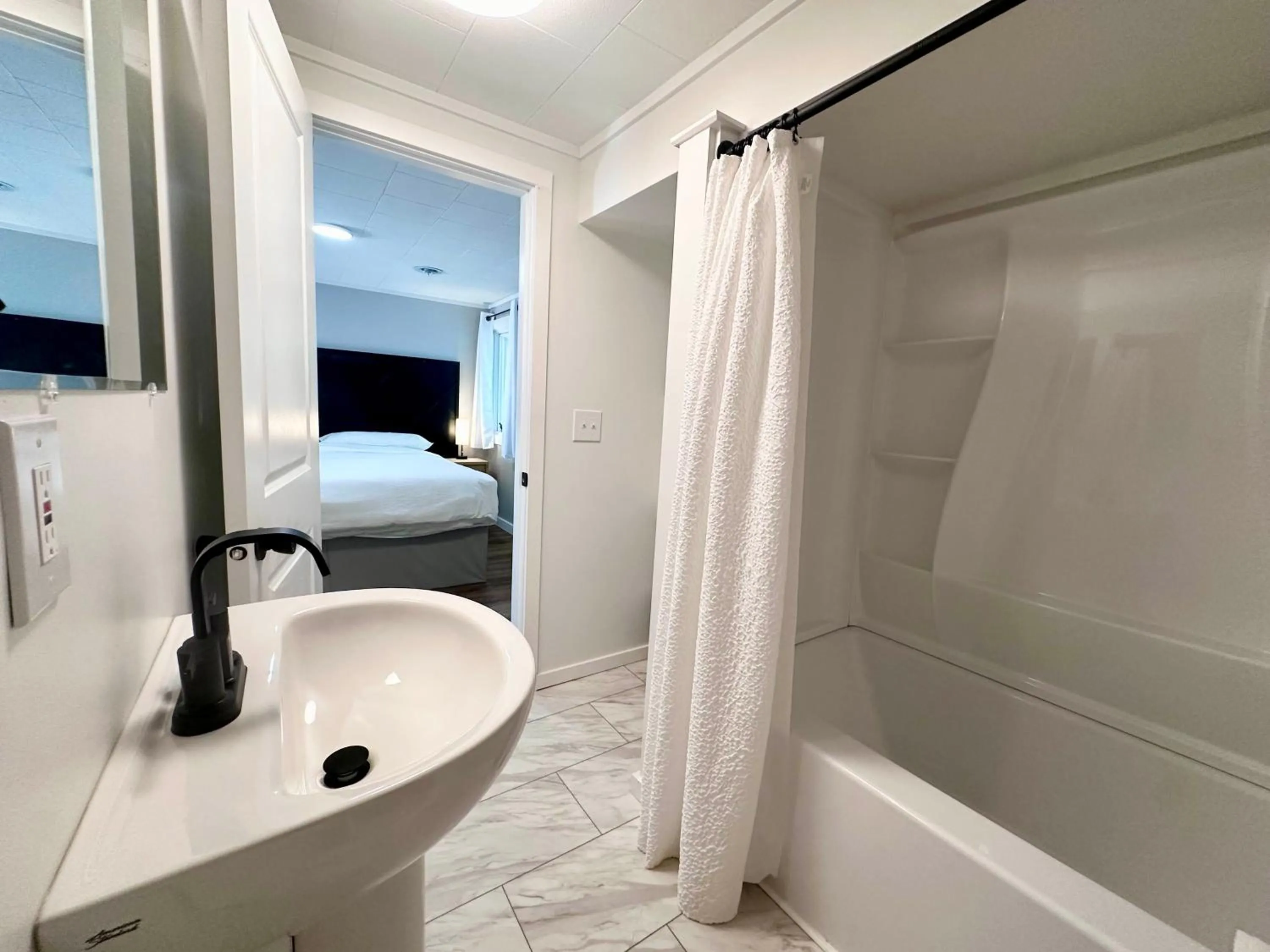 Shower, Bed in Star Gate Motel