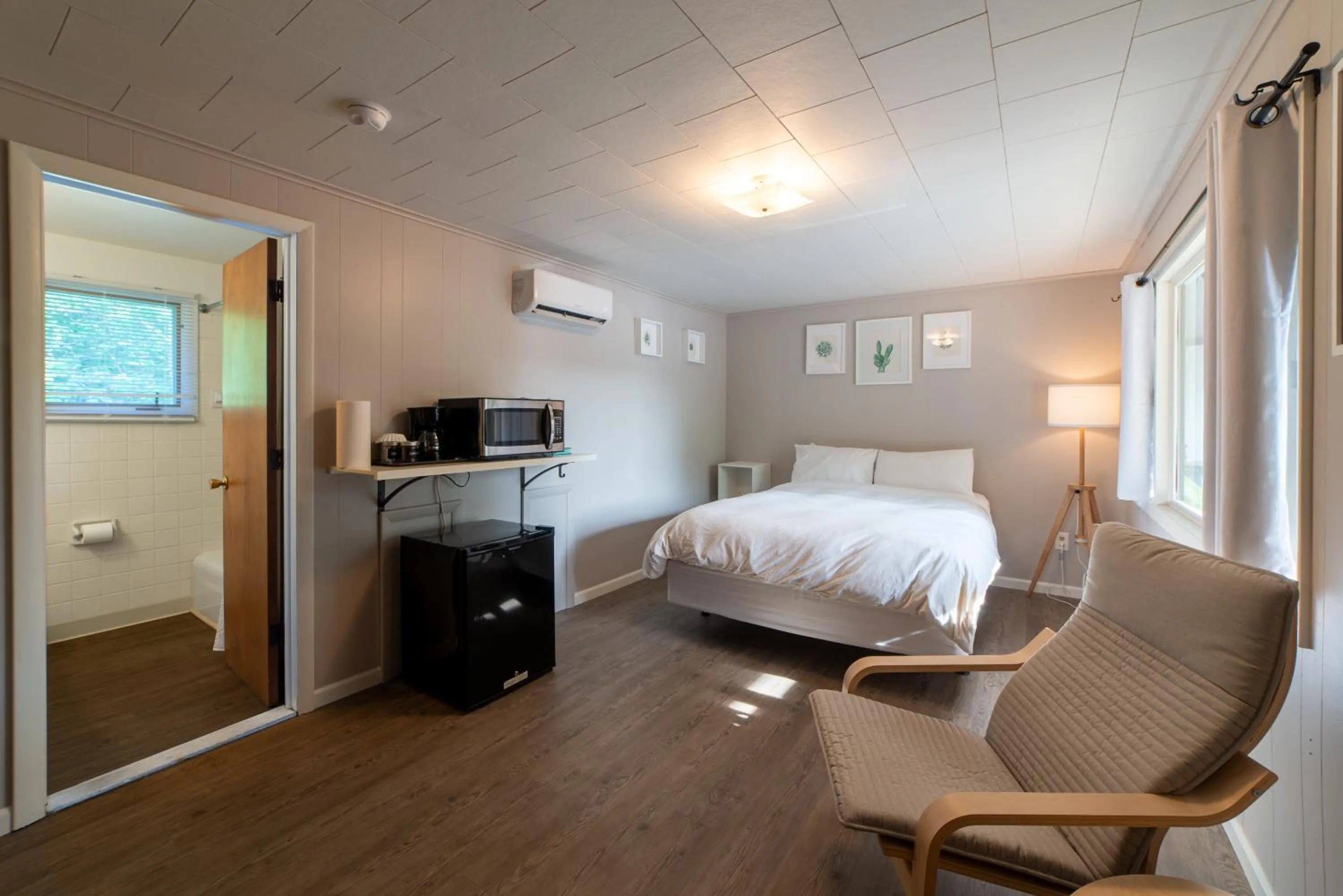 Bed in Star Gate Motel