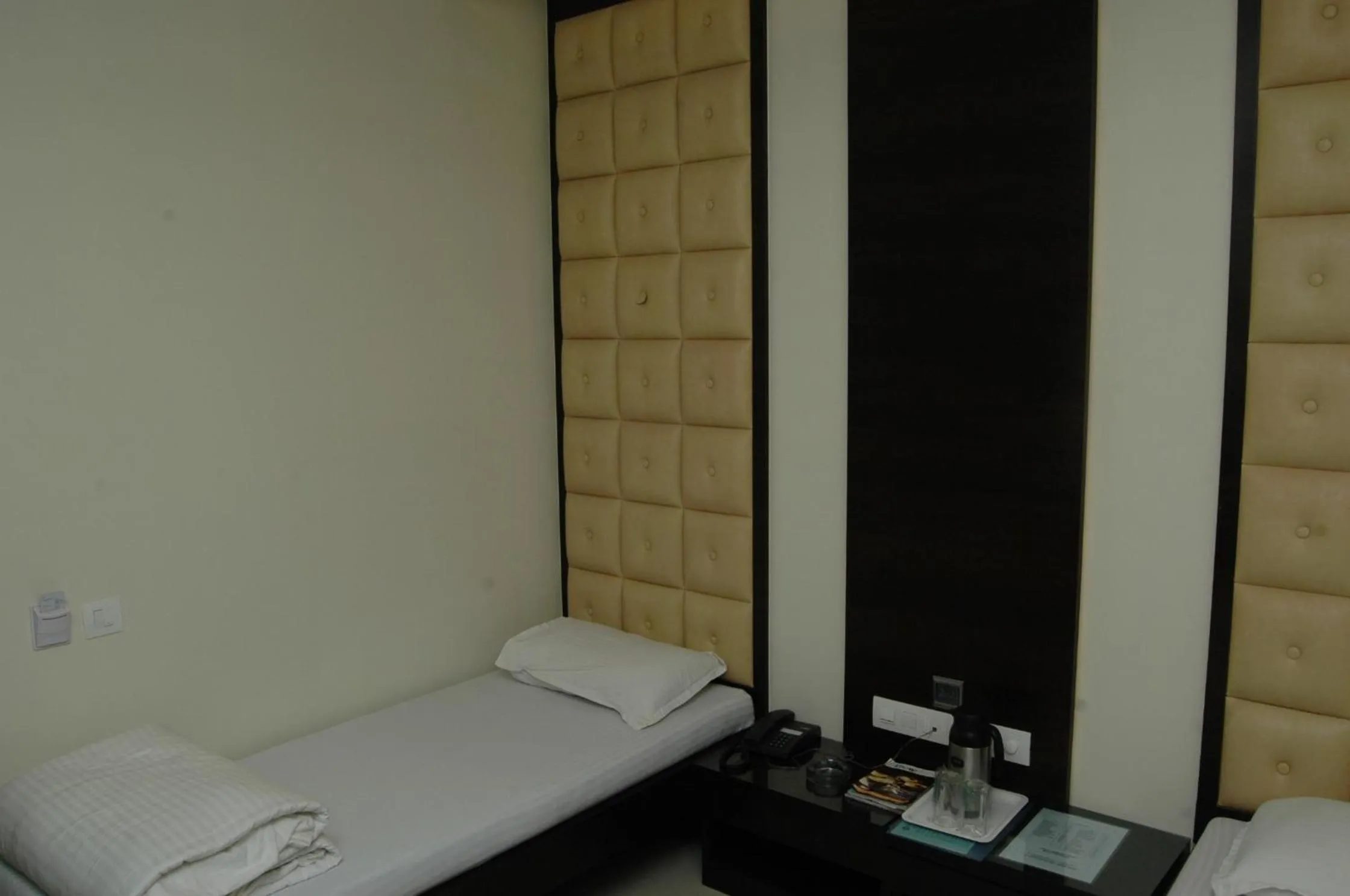 Bed in Hotel Causeway, Colaba