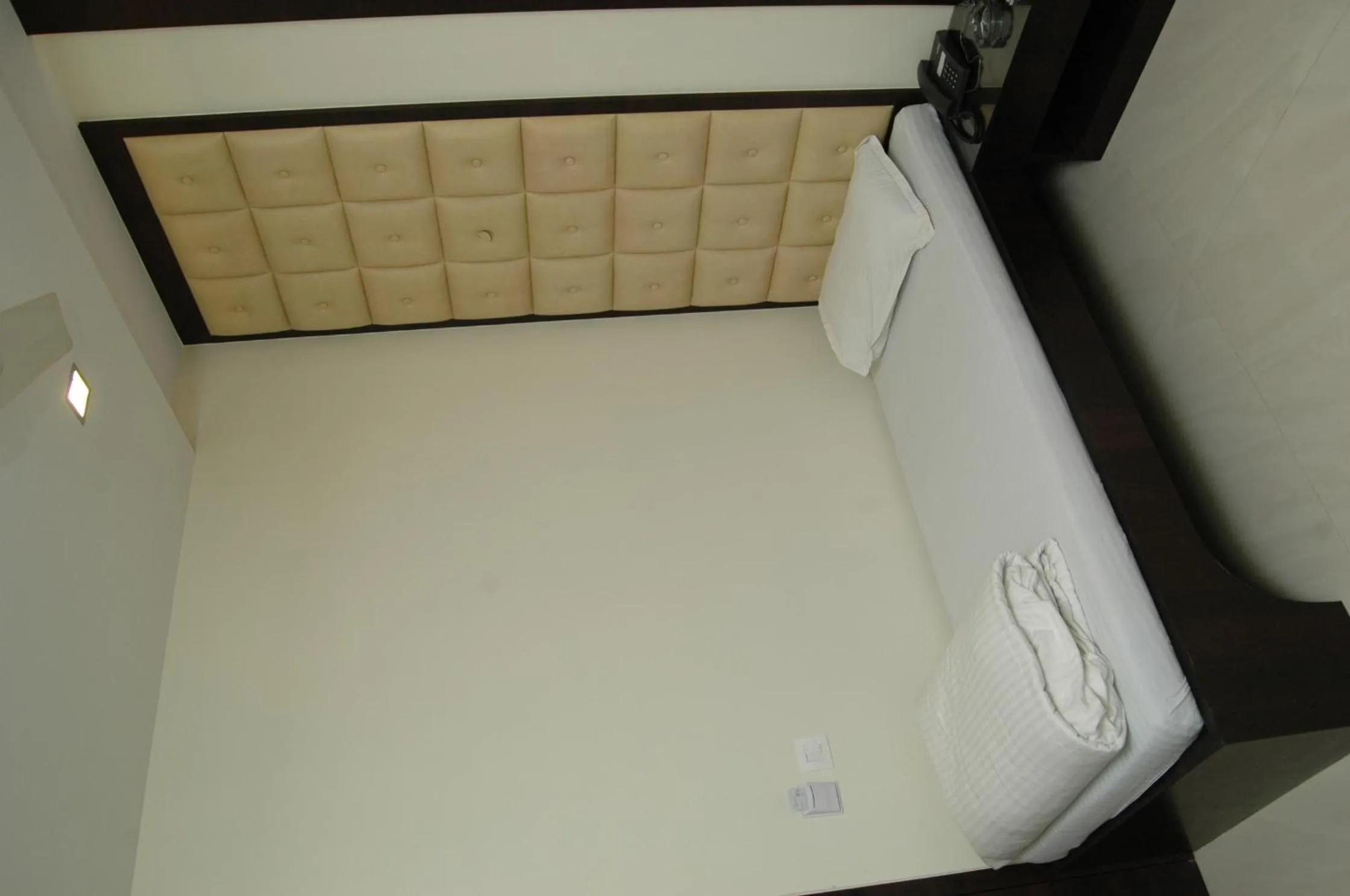 Bed in Hotel Causeway, Colaba