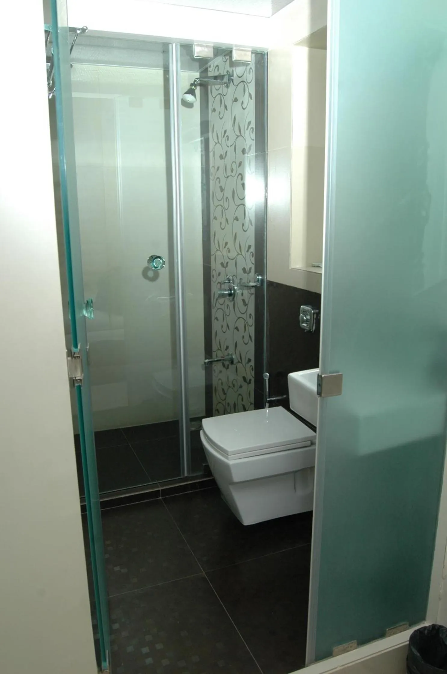 Bathroom in Hotel Causeway, Colaba