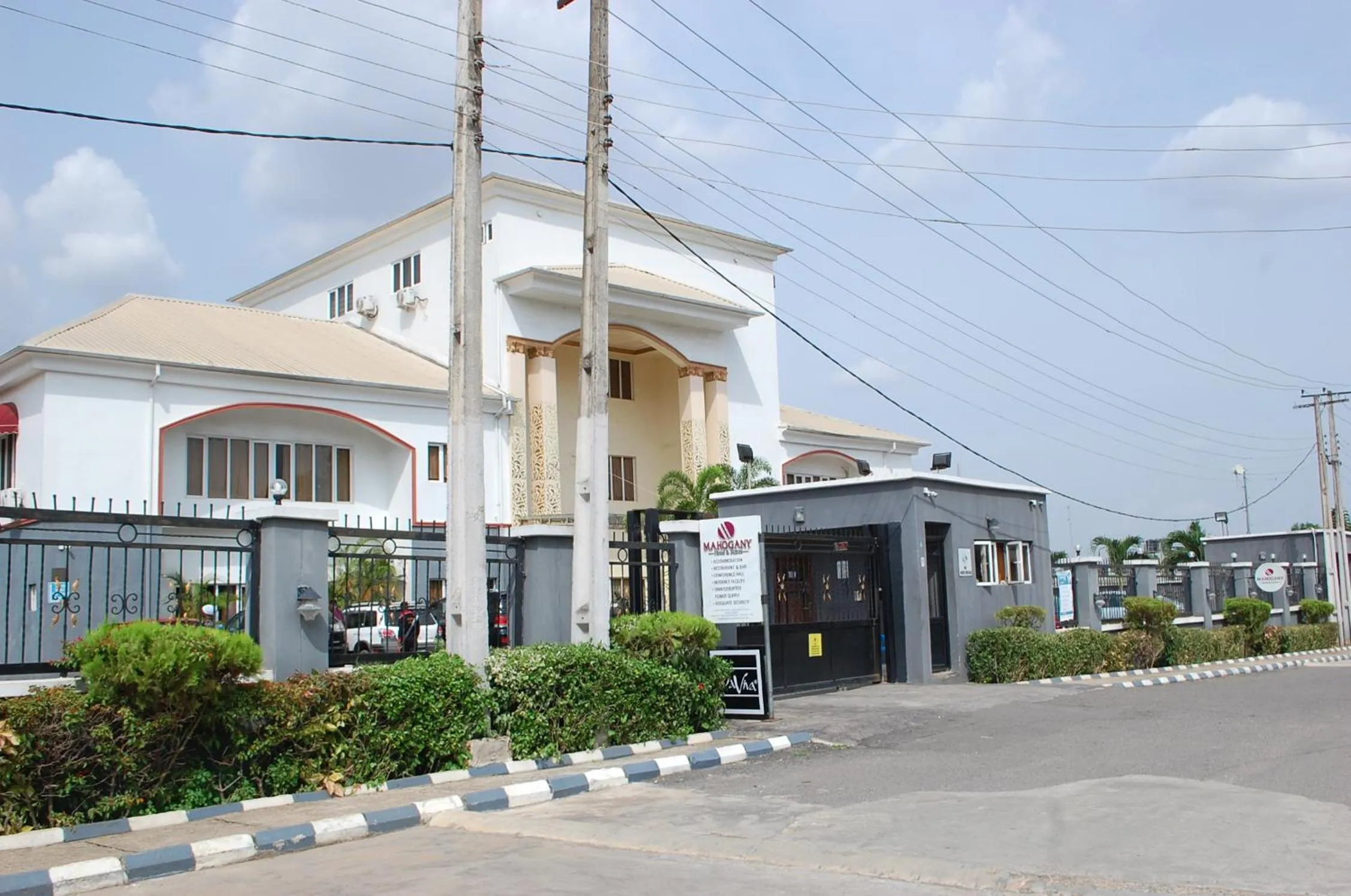 MAHOGANY HOTEL AND SUITES