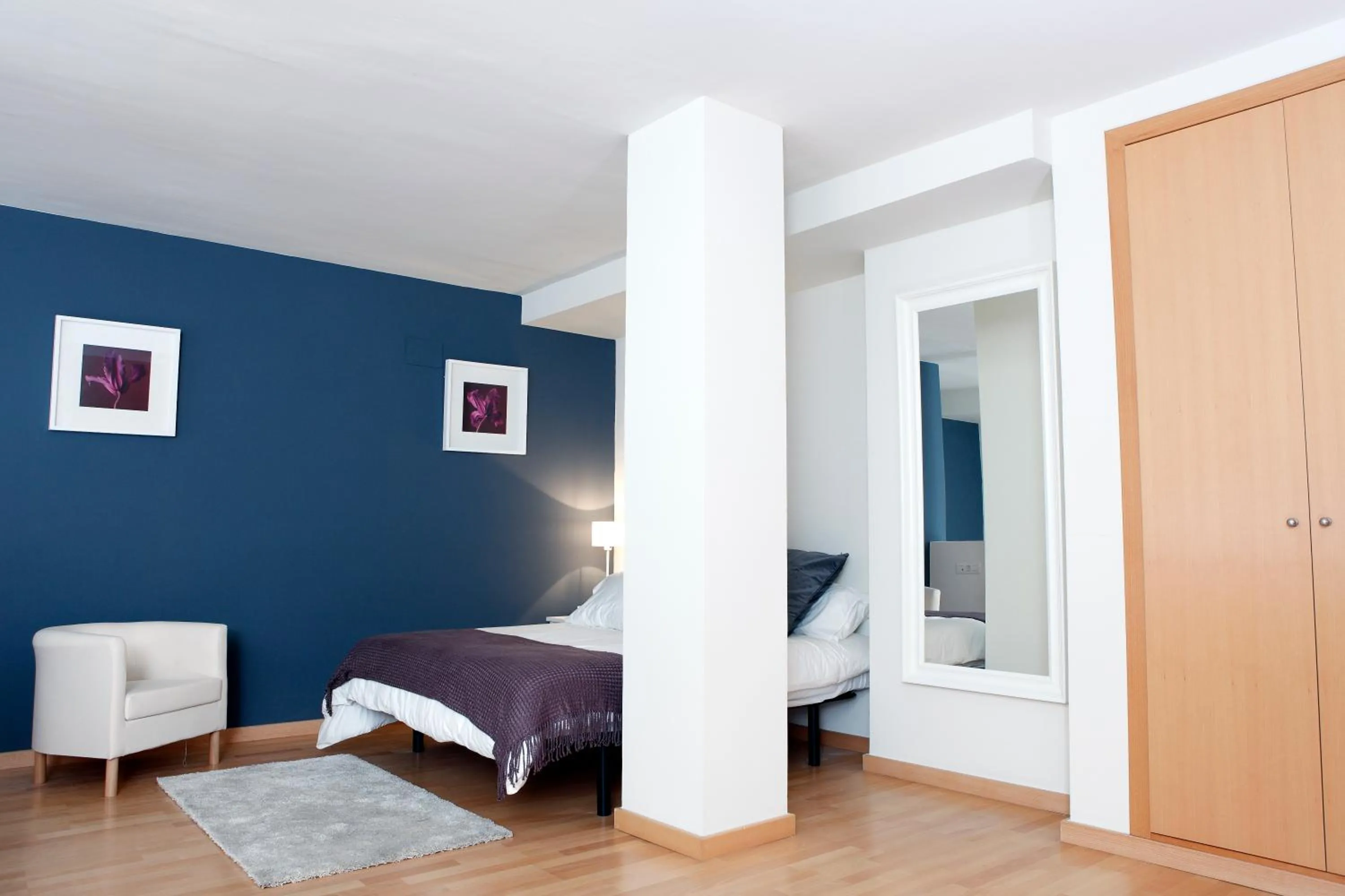 Photo of the whole room, Bed in Fira Duplex