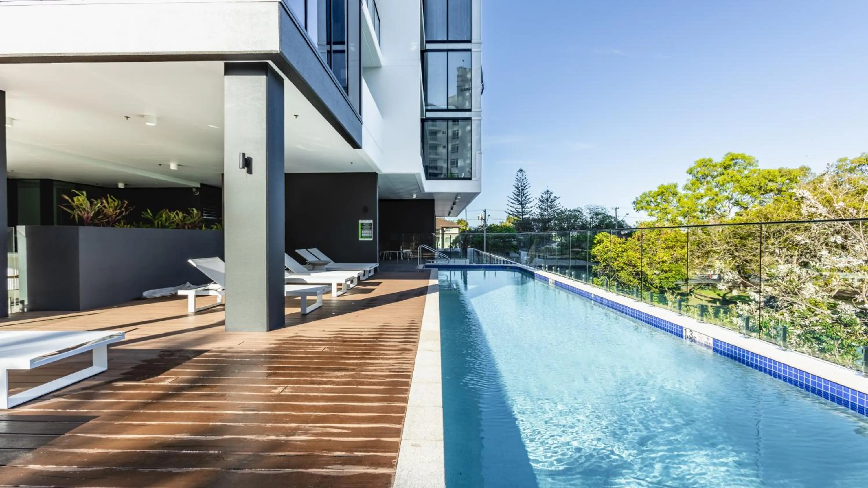 Swimming pool in Sandbar Burleigh - Official