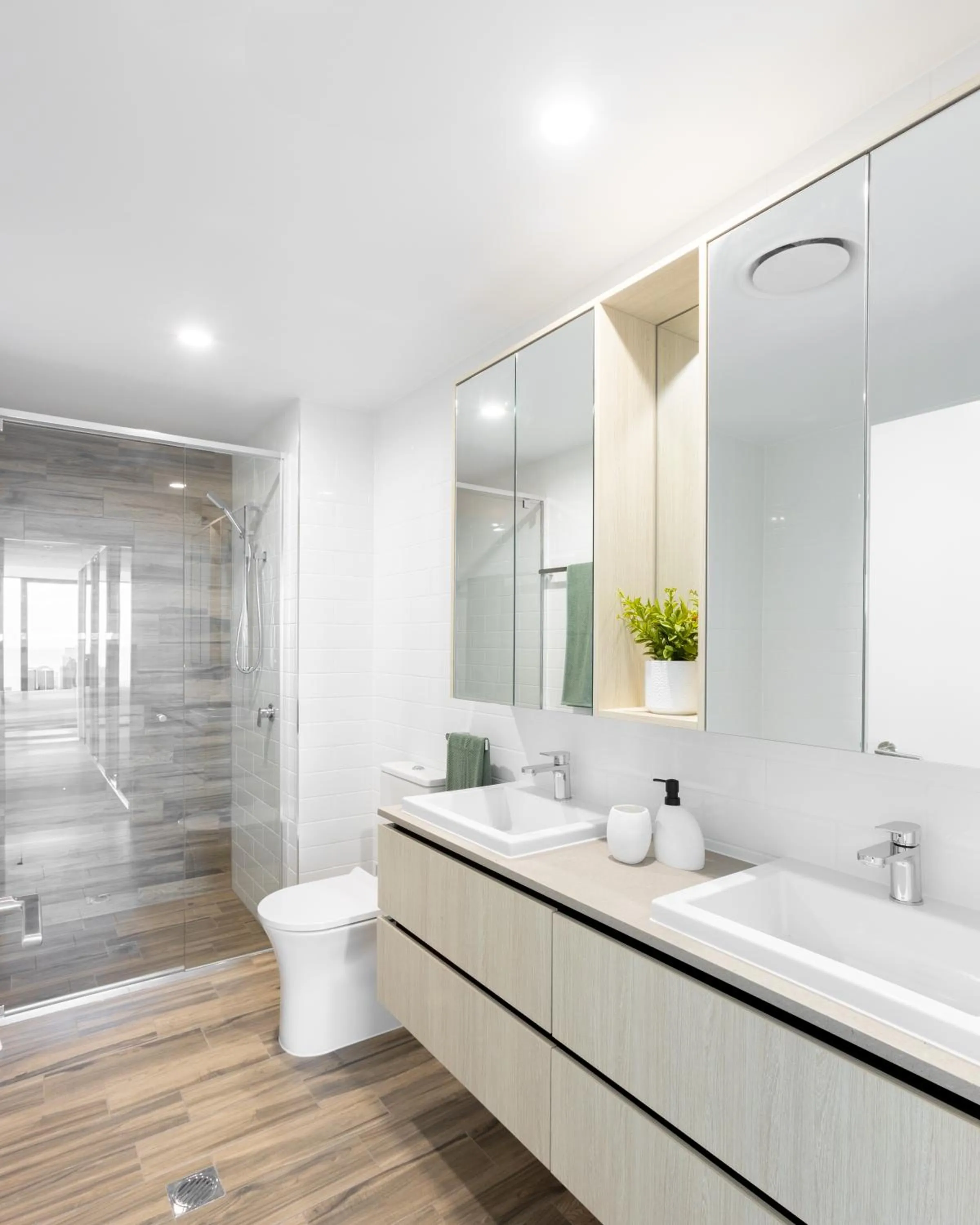 Shower in Sandbar Burleigh - Official