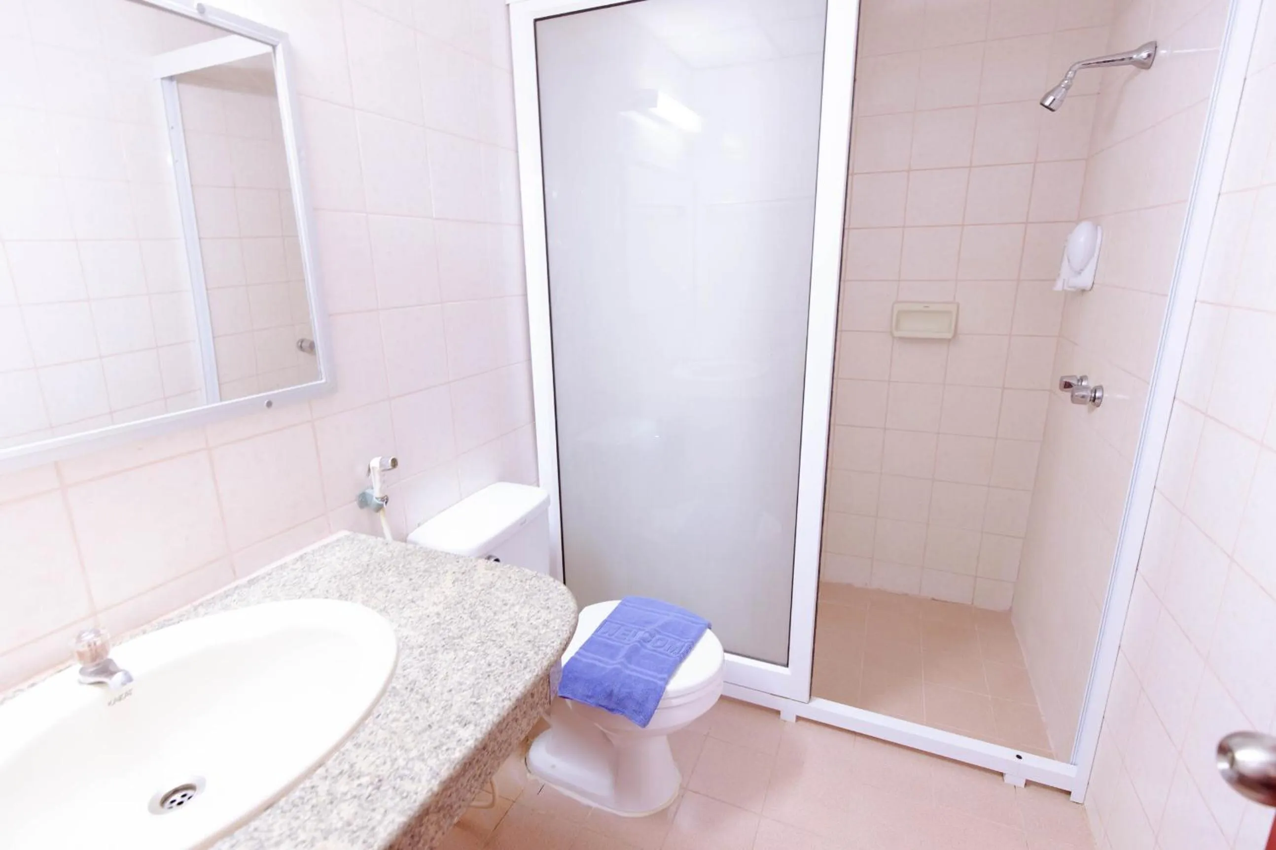 Bathroom in Chumphon Palace Hotel