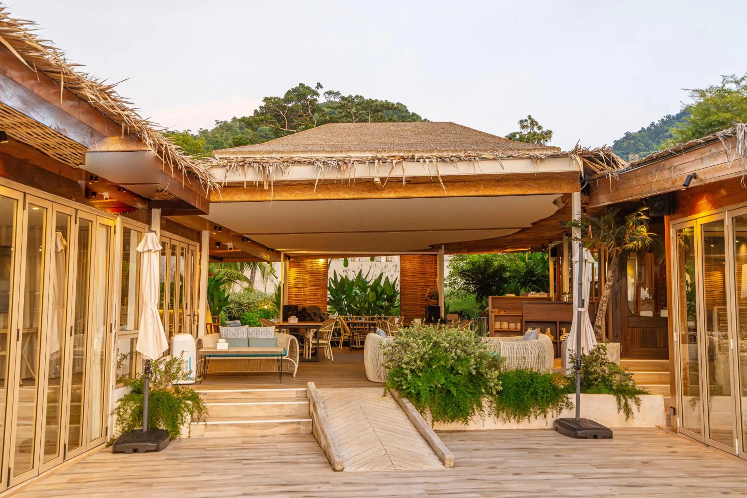 Restaurant/places to eat in Le La Lake Resort and Spa