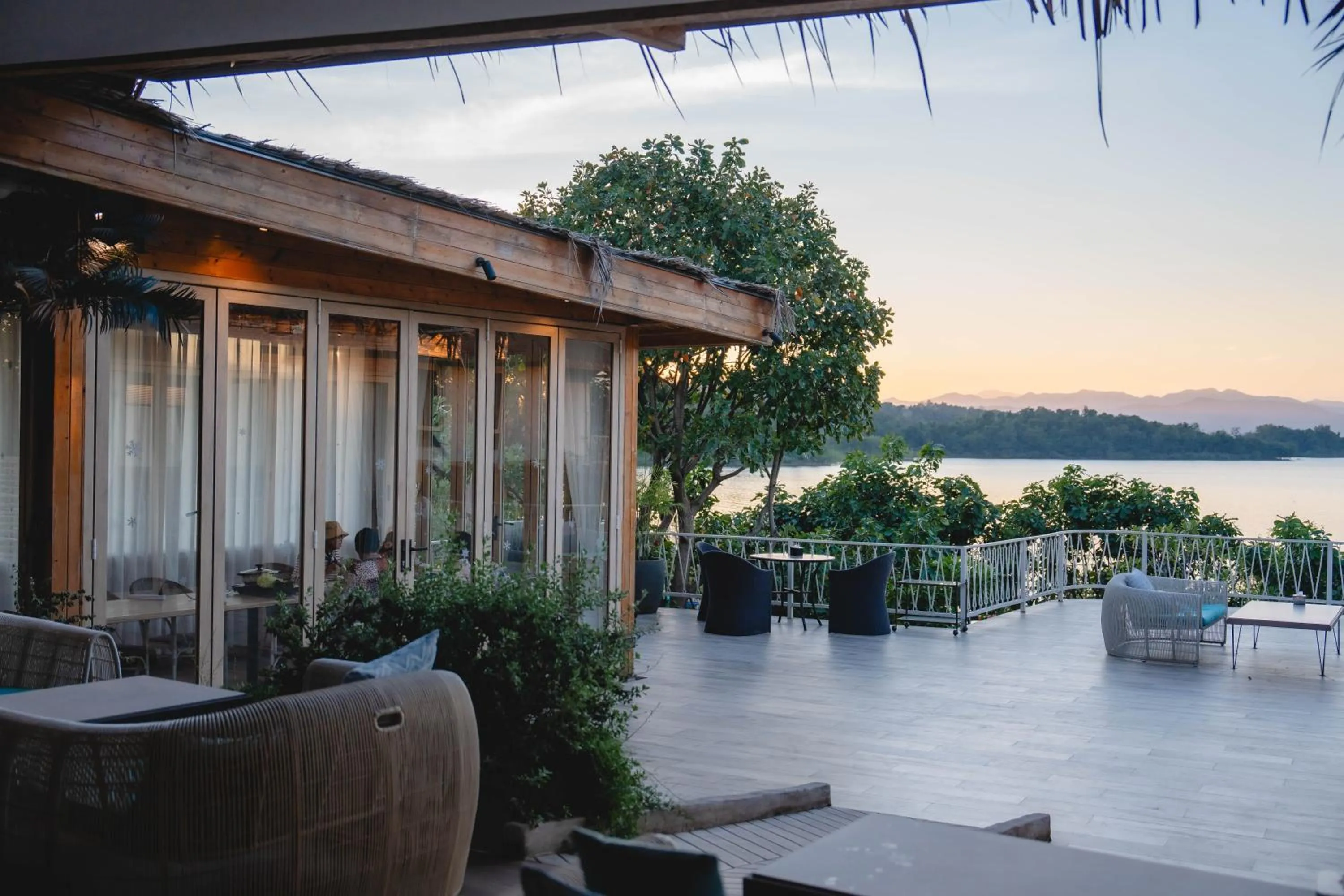 Restaurant/places to eat in Le La Lake Resort and Spa