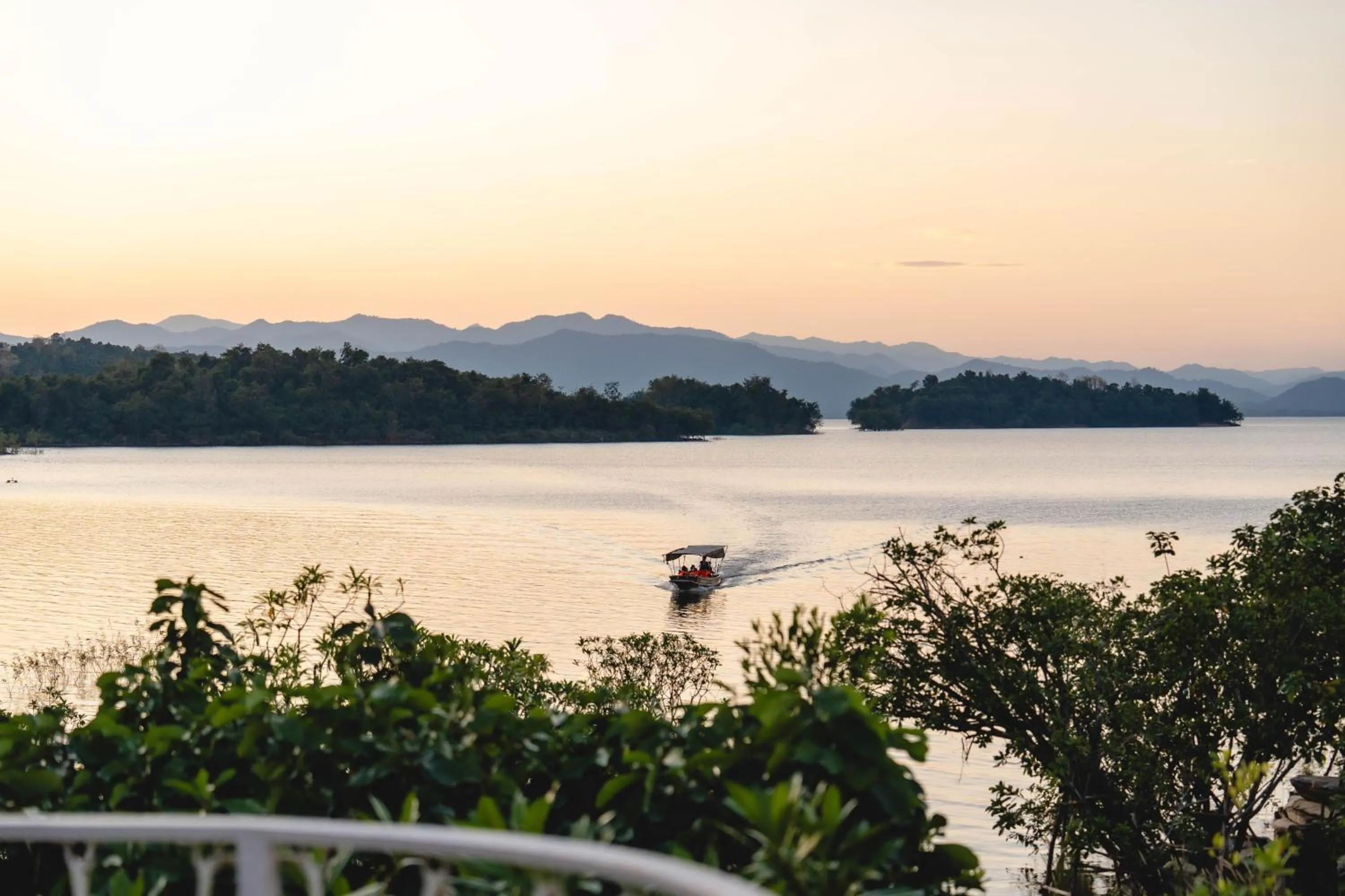 Restaurant/places to eat in Le La Lake Resort and Spa