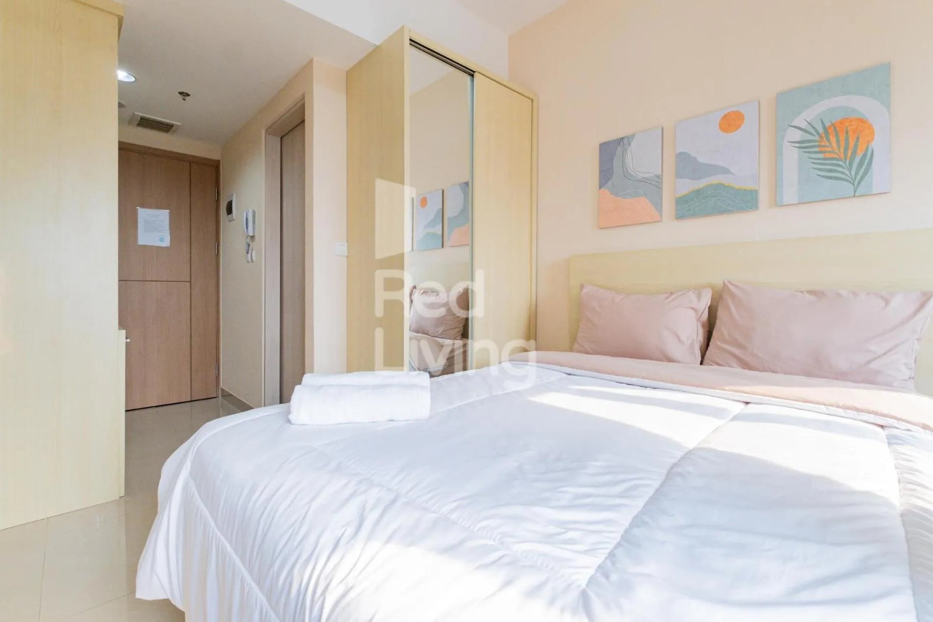 Bedroom, Bed in RedLiving Apartemen Jakarta Living Star - BoboRooms