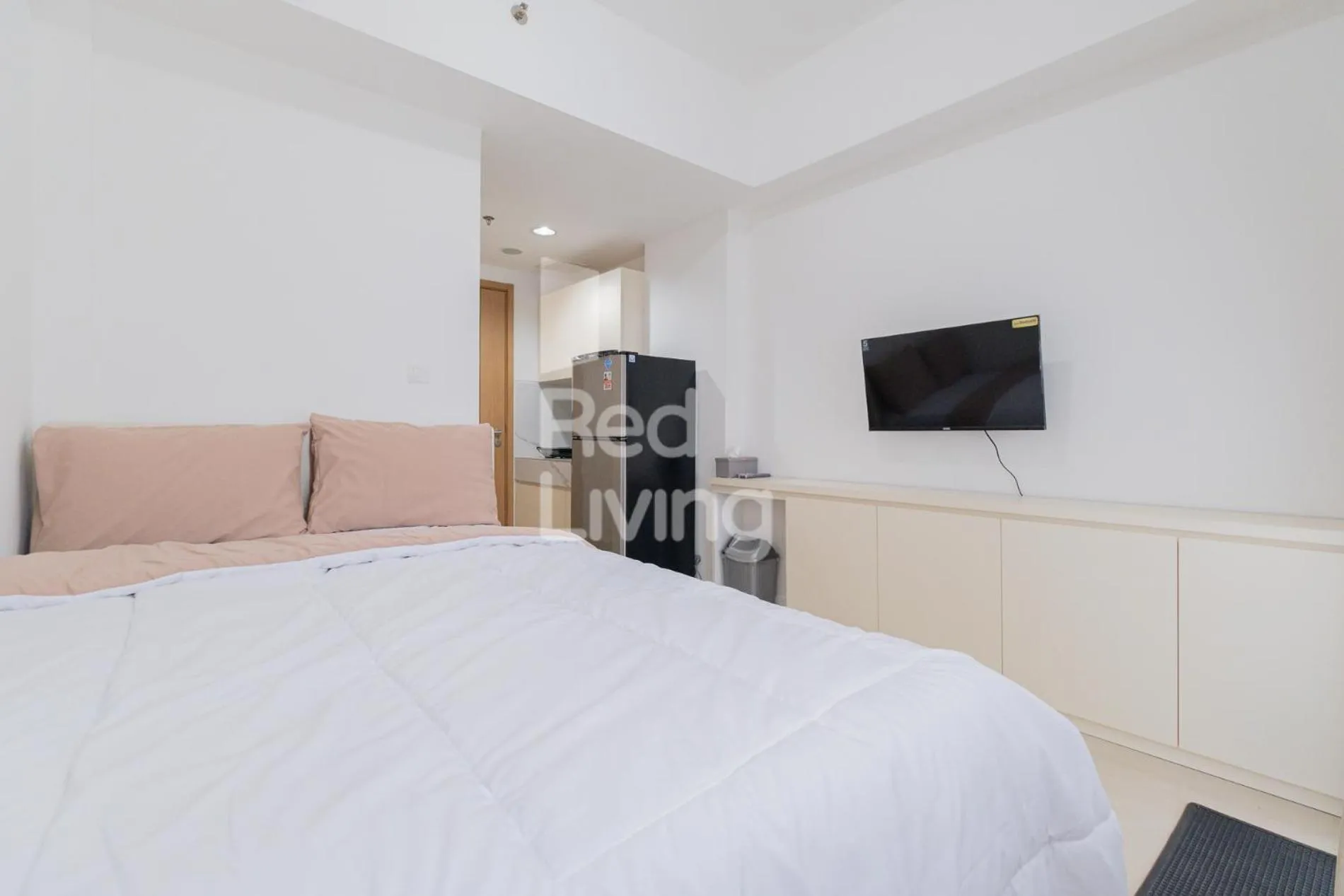 Bedroom, Bed in RedLiving Apartemen Jakarta Living Star - BoboRooms